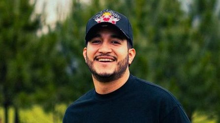 IntCyberDigest's tweet photo. ‼️ Mexican influencer César Gastélum, ~600,000 followers, was shot dead last night while livestreaming outside a KFC in Culiacán, across the street from the Sinaloa state prosecutor's office.

Two helmeted riders pulled up. One fired a single shot to his head. It was all streamed live.

Mexican beauty content creator Valeria Márquez died the same way in her Jalisco salon in May 2025. It seems like this is becoming a disturbing trend.