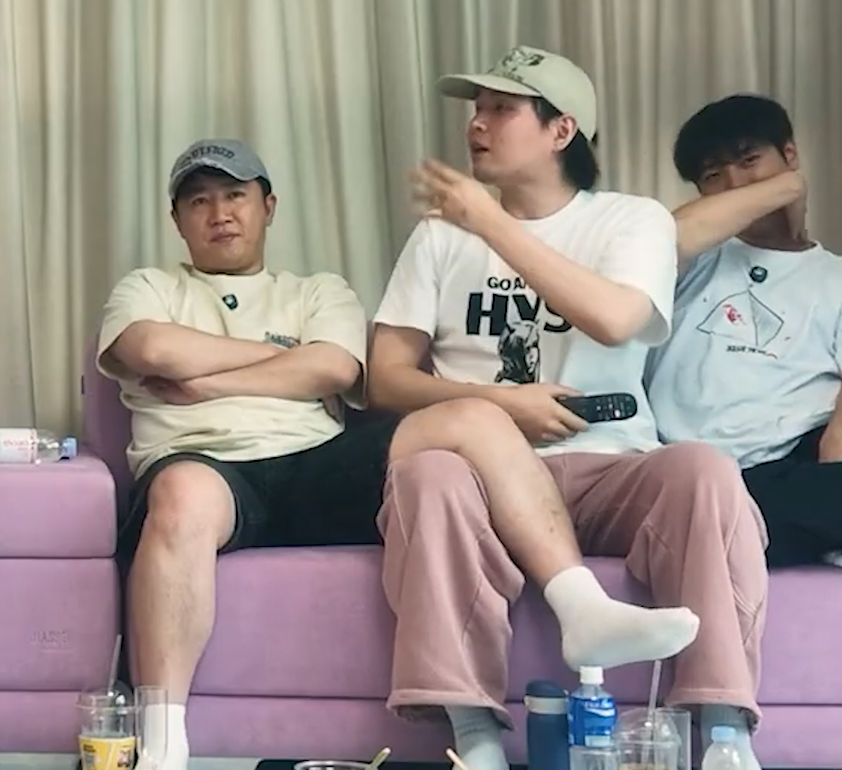hyeNa_sty's tweet photo. 두분 잔거 밖에서 티좀내지말라고햇죠
시발 제발 https://t.co/CFdELZEtWv