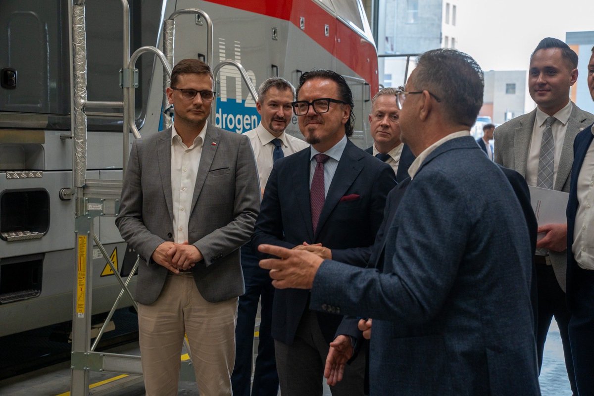 MichalSztybel's tweet photo. Wow! Jeśli to nie jest dobra informacja, to co nią jest?

Local content w praktyce. W obecności Ministra Aktywów Państwowych bydgoska PESA oraz polski przewoźnik kolejowy Polregio podpisały umowę wartą blisko miliard złotych na dostawę nowych pociągów.

Kontrakt obejmuje 6 pojazdów w zamówieniu podstawowym oraz możliwość rozszerzenia o kolejne 16 składów po pozyskaniu wsparcia z Unii Europejskiej. To prawie pewne. 

Gratulacje dla całego zespołu PESA. Trzymam kciuki za sprawną realizację tego kontraktu oraz kolejnych zamówień – zarówno w Polsce, jak i za granicą. To powód do dumy, zwłaszcza że bydgoska spółka z powodzeniem działa już w dwunastu krajach. #wojewodakujpom