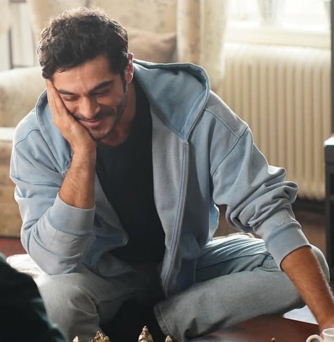 GMengiman's tweet photo. Şş!! 🤫 Bugün günlerden @_denizburak
Aynı bu şekil bekliyoruz..🙇
Evet bugün ayın 5'i heyecanlı bekleyişimiz başladı.😍📸 Gözümüz yollarda,ister  bir selfie ister şahane bir post gelsin;biz bu güzelliği kutlamaya hazırız.✨ #BurakDeniz https://t.co/eIIce2RtLj