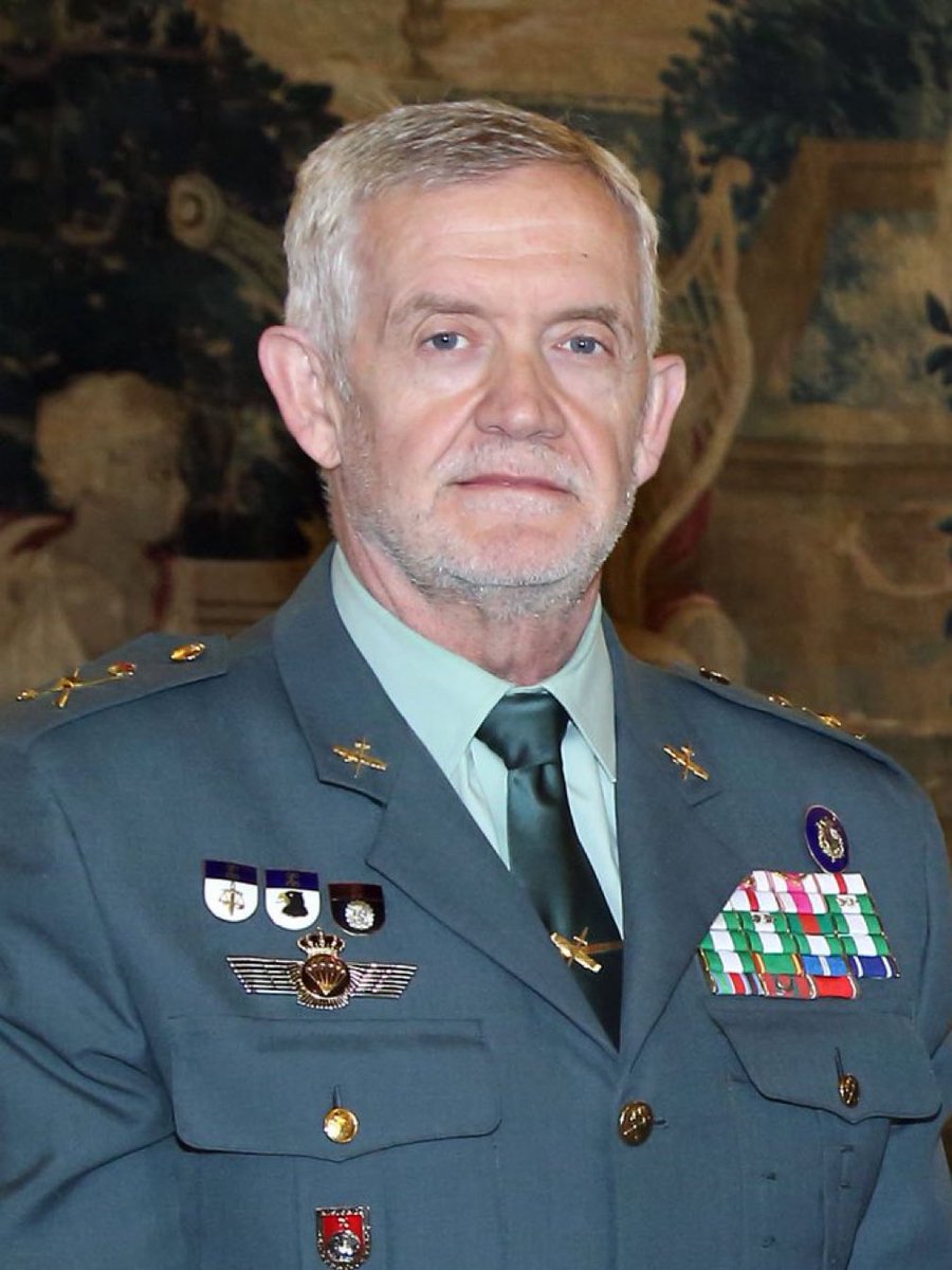 hermanntertsch's tweet photo. Lo acojonante es que toda esta gentuza, desde Pedro Sánchez a la jefa de la Guardia Civil, este personaje de la foto y el miserable de Marlaska, la Montero y el Puente, el Bolaños y la mafia de Leire, todos ellos siguen en sus puestos. Si todos los criminales y los inútiles siguen en sus cargos pese a haberse demostrado que son criminales o/e inútiles, estamos en un Estado que ha perdido toda autoridad y legalidad. El gobierno no es ya que sea ilegítimo e ilegal, el gobierno está en manos del crimen organizado.