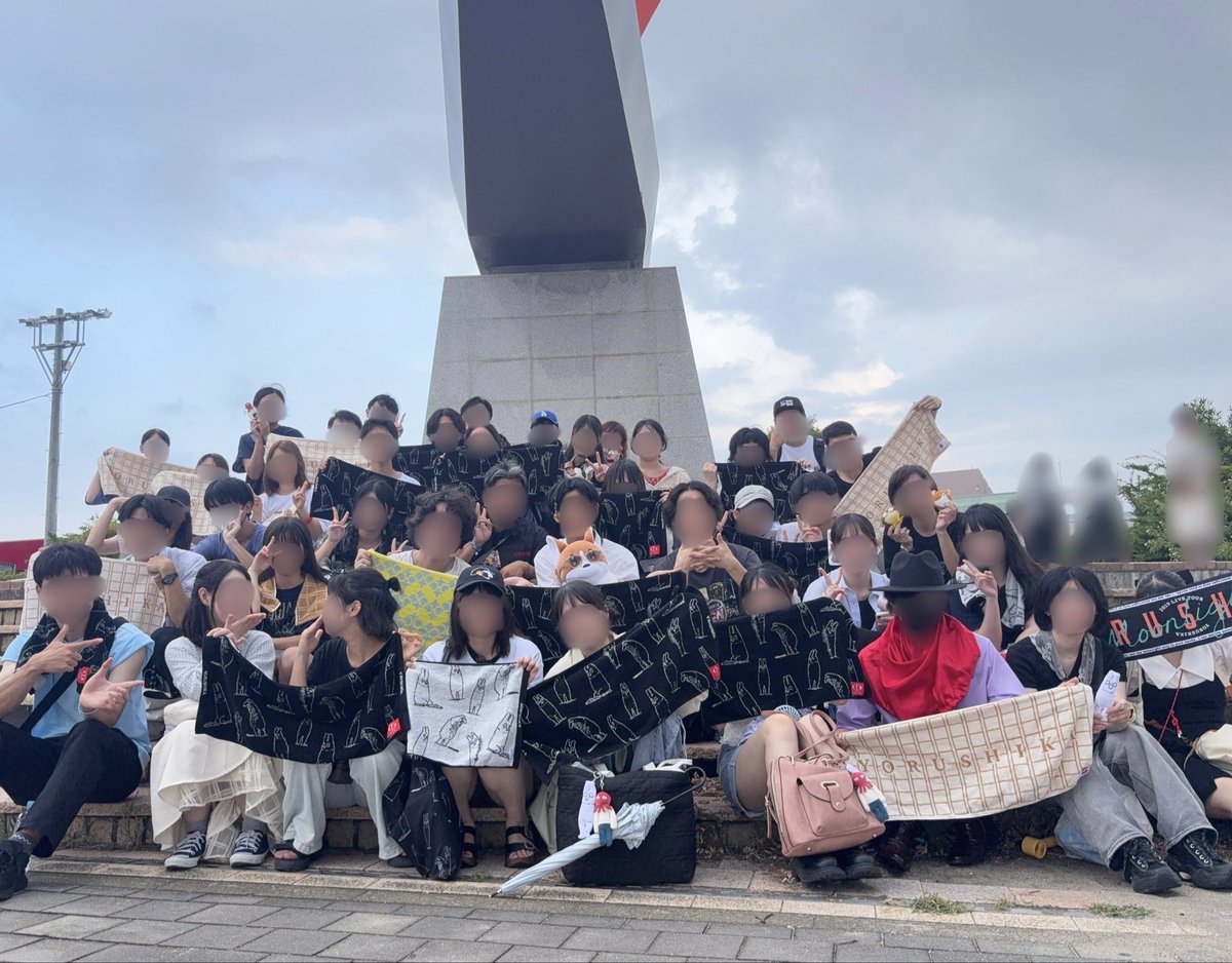 FQb53's tweet photo. 『ヨルシカ一人称福岡　個体集合写真』

月猫以来の福岡へ！！九州勢の個体さん達とは月猫からの繋がりがあったりして本当愛あるところだなと再確認しました...

集合写真参加された方ここから保存して下さい！
感謝感謝！！！ありがとうございました！！！

#ヨルシカ_一人称 https://t.co/943ir0u9iT