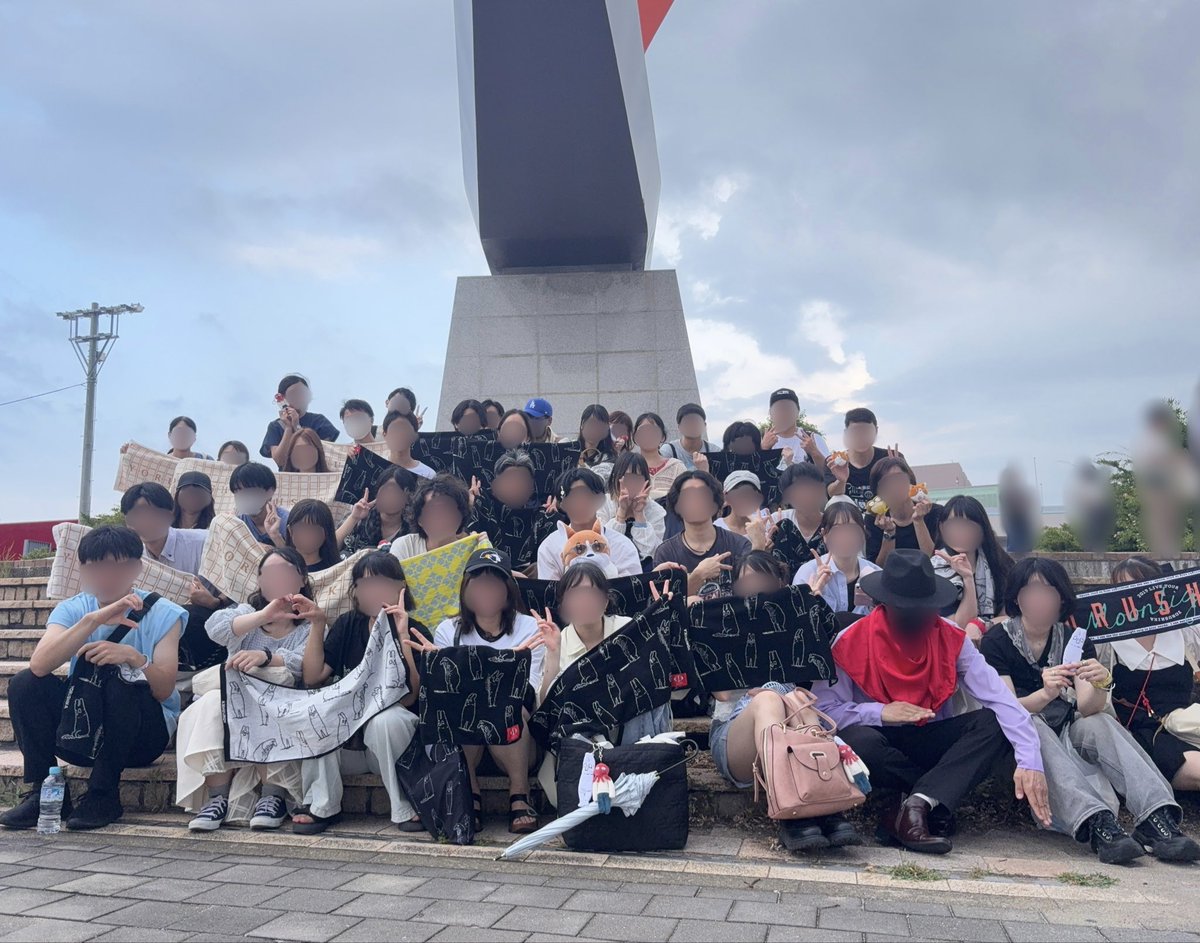 FQb53's tweet photo. 『ヨルシカ一人称福岡　個体集合写真』

月猫以来の福岡へ！！九州勢の個体さん達とは月猫からの繋がりがあったりして本当愛あるところだなと再確認しました...

集合写真参加された方ここから保存して下さい！
感謝感謝！！！ありがとうございました！！！

#ヨルシカ_一人称 https://t.co/943ir0u9iT