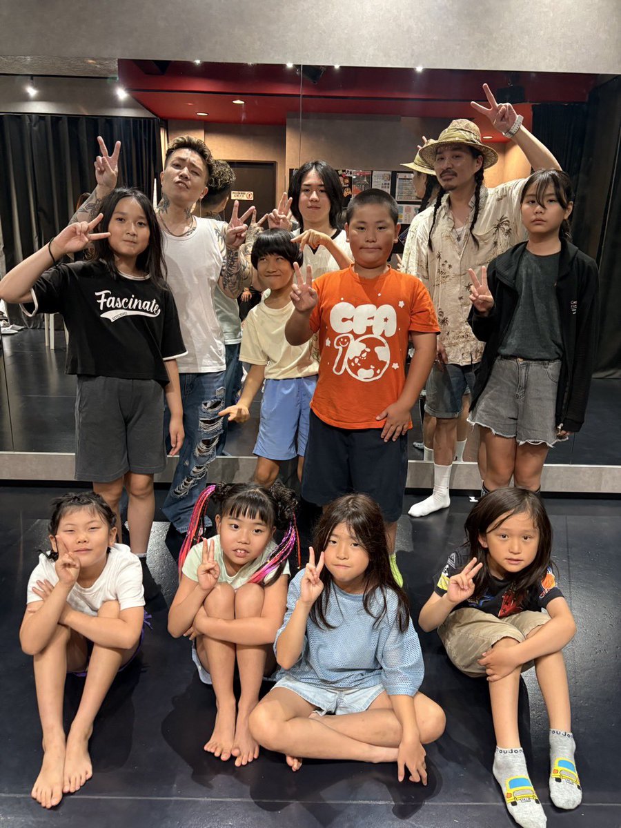 hoshikazeadachi's tweet photo. なんと本公演の忍者チームのオリジナルラップソングを手掛けてくださったのは、YELLOW BLACK TOKYOのTEEDAさん！
メンバーのKITさんと共に、子どもたちと向き合いながら楽しく指導をしてくださいました！

貴重なレコーディングの様子と熱狂の模様を動画でチラ見せ🎥

#ギ2026 #ギへの道 https://t.co/N1yJaL3q3l