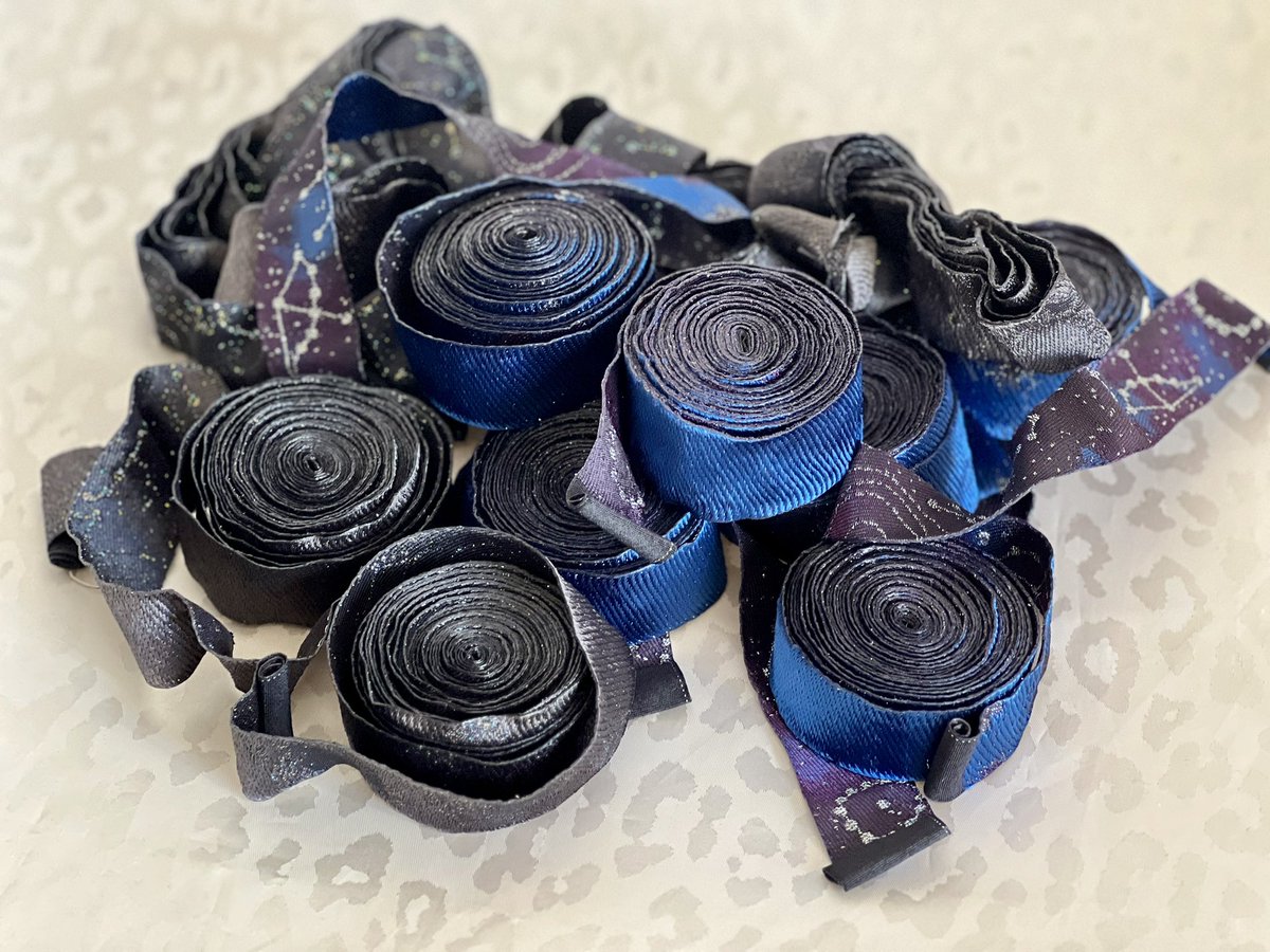 koe_chan's tweet photo. 桐生織の兵児帯を仕立てた際に出る端の部分で製作したショルダー、ONLINE STOREに追加しました!!

国産の織物を捨てるところなく使いきれるので、プチプラだけどとても達成感があって気持ちの良いアイテムなのです。
ぜひチェックしてみてくださいませ🙇‍♀️✨ https://t.co/BTQLbKARuO
