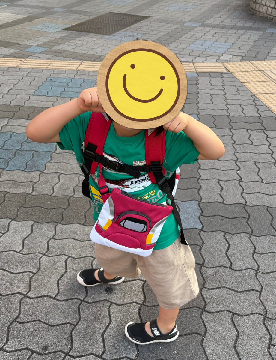 coyo_re's tweet photo. 姉が次男の誕生日にこまちグッズくれた〜
めちゃくちゃ気に入って、リュックもサコッシュも着けてお出かけ☺️
立派な鉄オタになるわ https://t.co/M4F4siaKE2