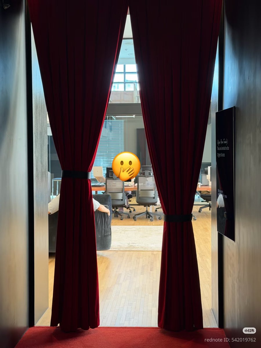 markLeecihuy's tweet photo. OMG kantor uprm udah diisi furniture 🥹 bahkan udah ada juga staff yg sibuk depan komputer.. udah mulai kerja di kantor kahh?...  🥹🥹 https://t.co/YG71qytEjH