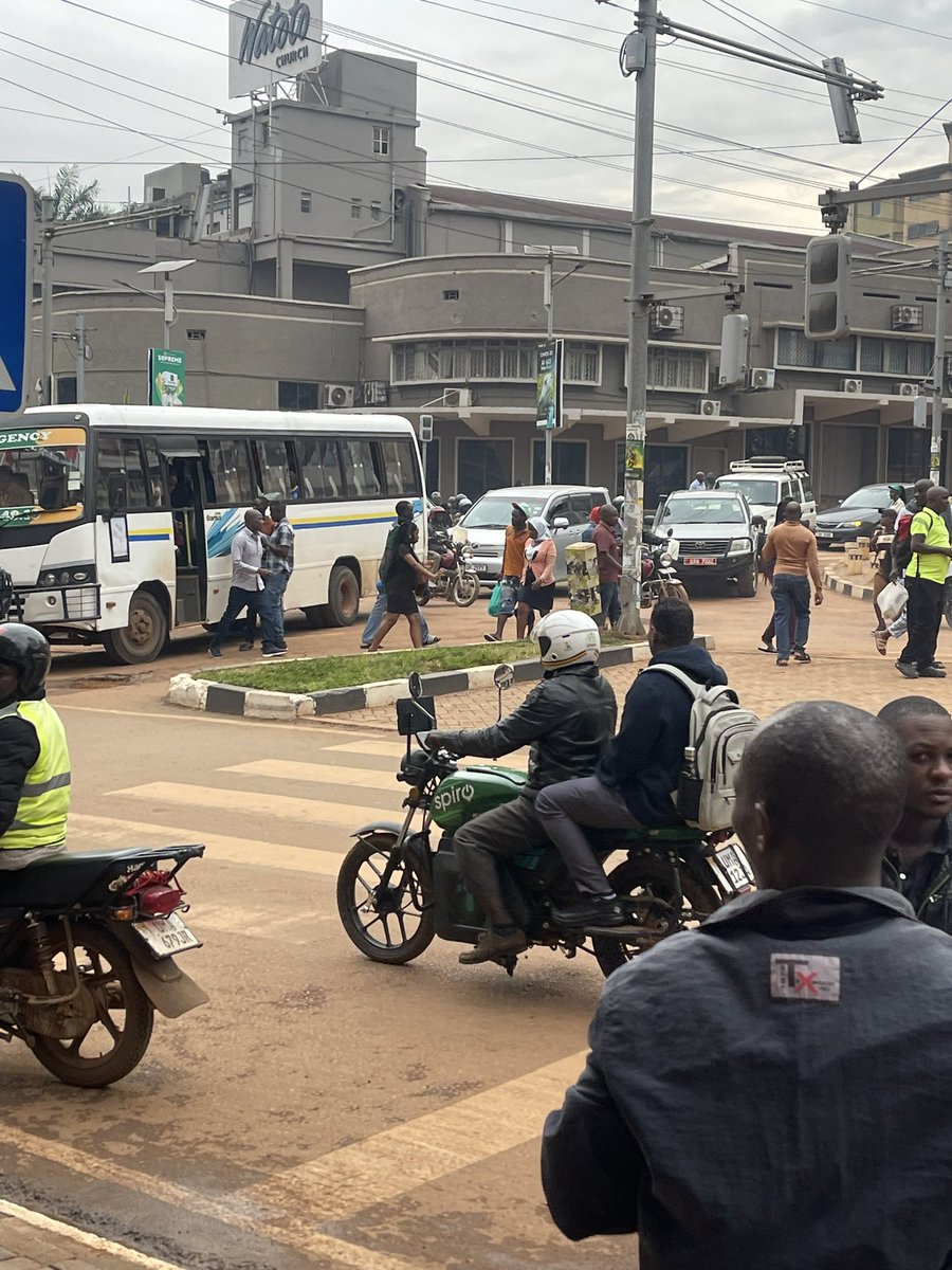 OmodingAllan's tweet photo. Dear @KCCAUG and @PoliceUg, this bus just offloaded passengers in the middle of the busy intersection at watoto with no regard to traffic being held up.This is so commonly done by these vehicles and taxis with no repercussions. https://t.co/gBQOy8YQQY