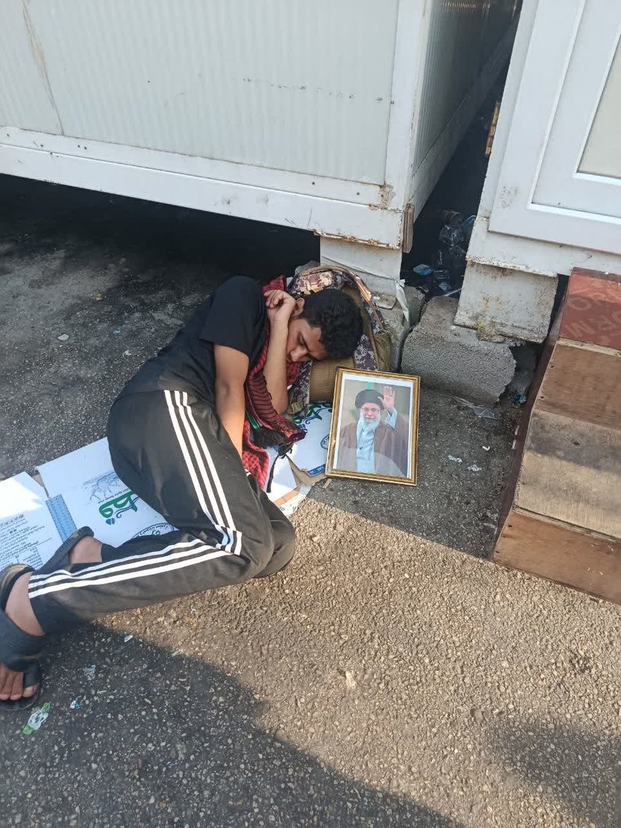AIi9vxfa's tweet photo. در جوار حرم امام حسین با این صحنه روبرو شدیم و از این صحنه عکس گرفتیم که ان شا الله این تصویر دیده بشه...
 این تصویر با آدم حرف میزنه. 
این تصویر نشون میده که ما بی‌قرار آن‌کسی بودیم که آرام جانمون بود...
#روایت_مقاومت https://t.co/IQQ4WdenPB