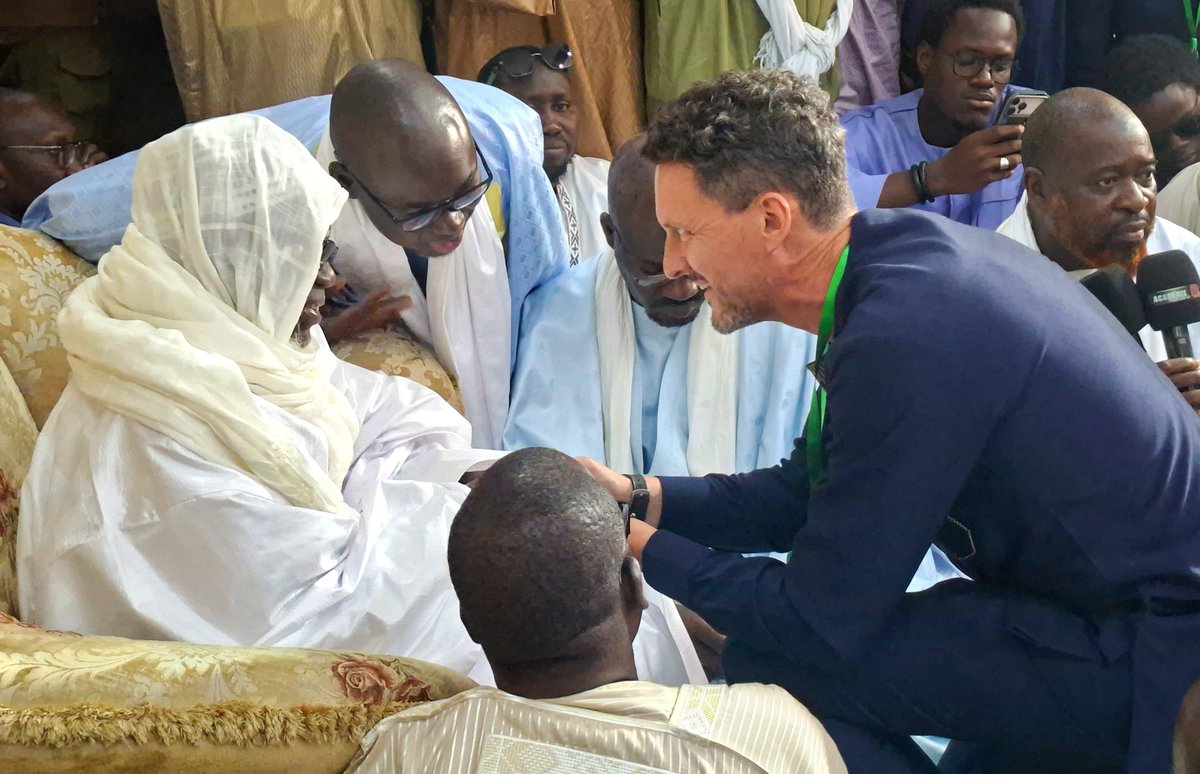 UEauSenegal's tweet photo. 🤝 Au cœur du #GrandMagal2026, l’UE🇪🇺 a participé à la cérémonie de clôture à Touba.
Honorés d’avoir été reçus par Serigne Mountakha Bassirou Mbacké, dans un esprit de dialogue, de respect mutuel et de fraternité.
Merci pour l’accueil chaleureux🙏
#18safar #IlaTouba #MbectéMi https://t.co/fKqwfRkBz4