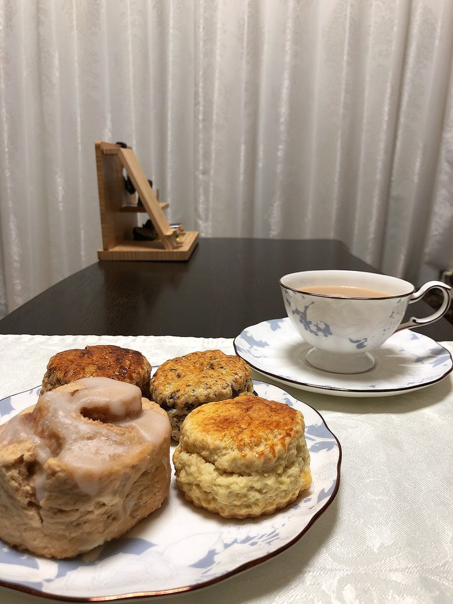 GRACE08468403's tweet photo. 晩ごはん〜(ノ*°▽°)ノ
Cafe Britishさん
・スコーン4種(シナモンロール、ラムレーズン&シナモン、チョコチップ、オレンジ)
8joursさん
・アイスミルクティー(ピスタチオの女王)
#晩ごはん #六本木 #CafeBritish #スコーン #下北沢 #8jours #紅茶 #ミルクティー #カフェ #テイクアウト https://t.co/SNfHAAToFz