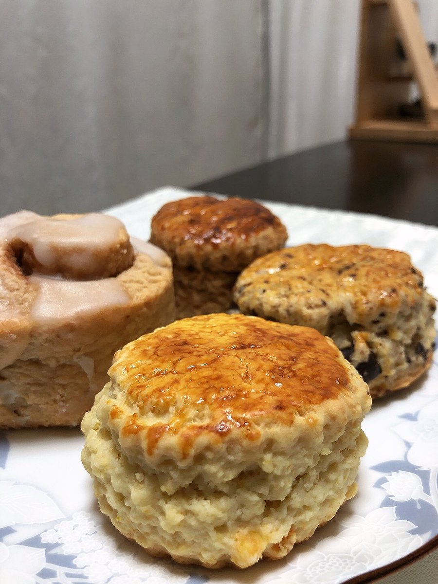 GRACE08468403's tweet photo. 晩ごはん〜(ノ*°▽°)ノ
Cafe Britishさん
・スコーン4種(シナモンロール、ラムレーズン&シナモン、チョコチップ、オレンジ)
8joursさん
・アイスミルクティー(ピスタチオの女王)
#晩ごはん #六本木 #CafeBritish #スコーン #下北沢 #8jours #紅茶 #ミルクティー #カフェ #テイクアウト https://t.co/SNfHAAToFz