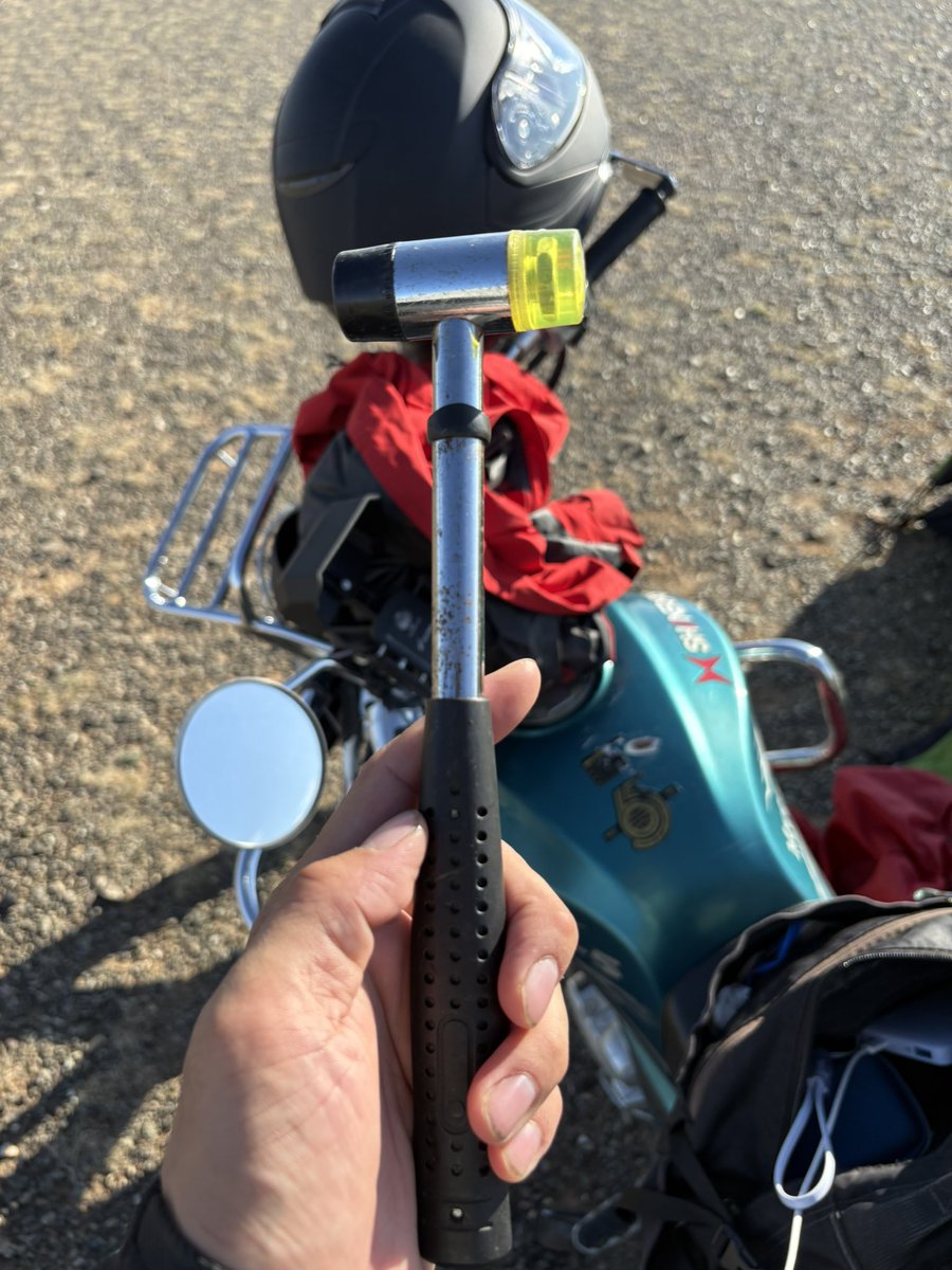 teirikop's tweet photo. モンゴルツーリング6日目

昨夜の暴風雨辛かった
15年前にダイソーで買って日本で全然使ってなかったこいつが役に立った、ありがてえ

地面硬すぎ、ペグ打つの大変でした https://t.co/oLnUAkpKvn