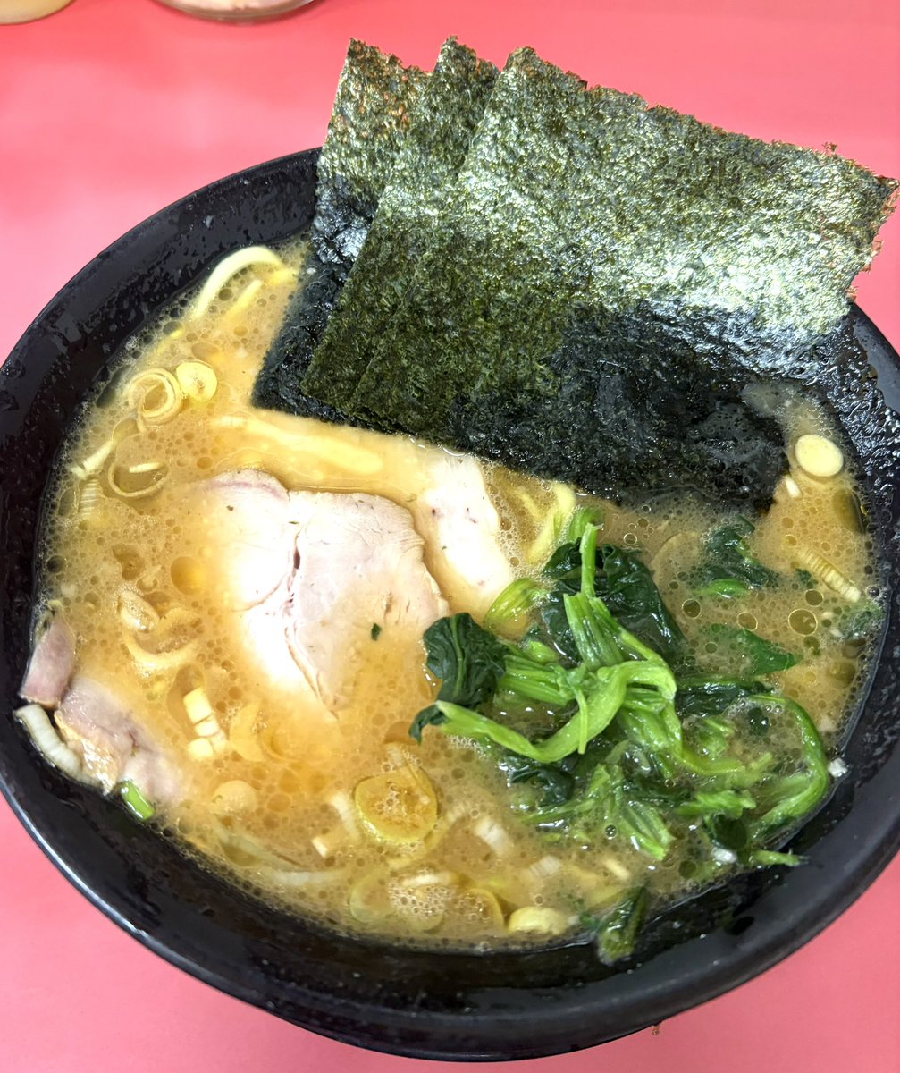 tccom23's tweet photo. 8月4日　今日の夜ラー
今週の初詣にマイホームへ
19時過ぎ、中待合も満席で大盛況
スープは若干ライト目

昼のはじめ家からの北陸直系店を連食でいただく日となりました😆💯

#上越家
#並盛り
#ちょいコイメ
#上越
#ラーメン https://t.co/cbhwMF424R