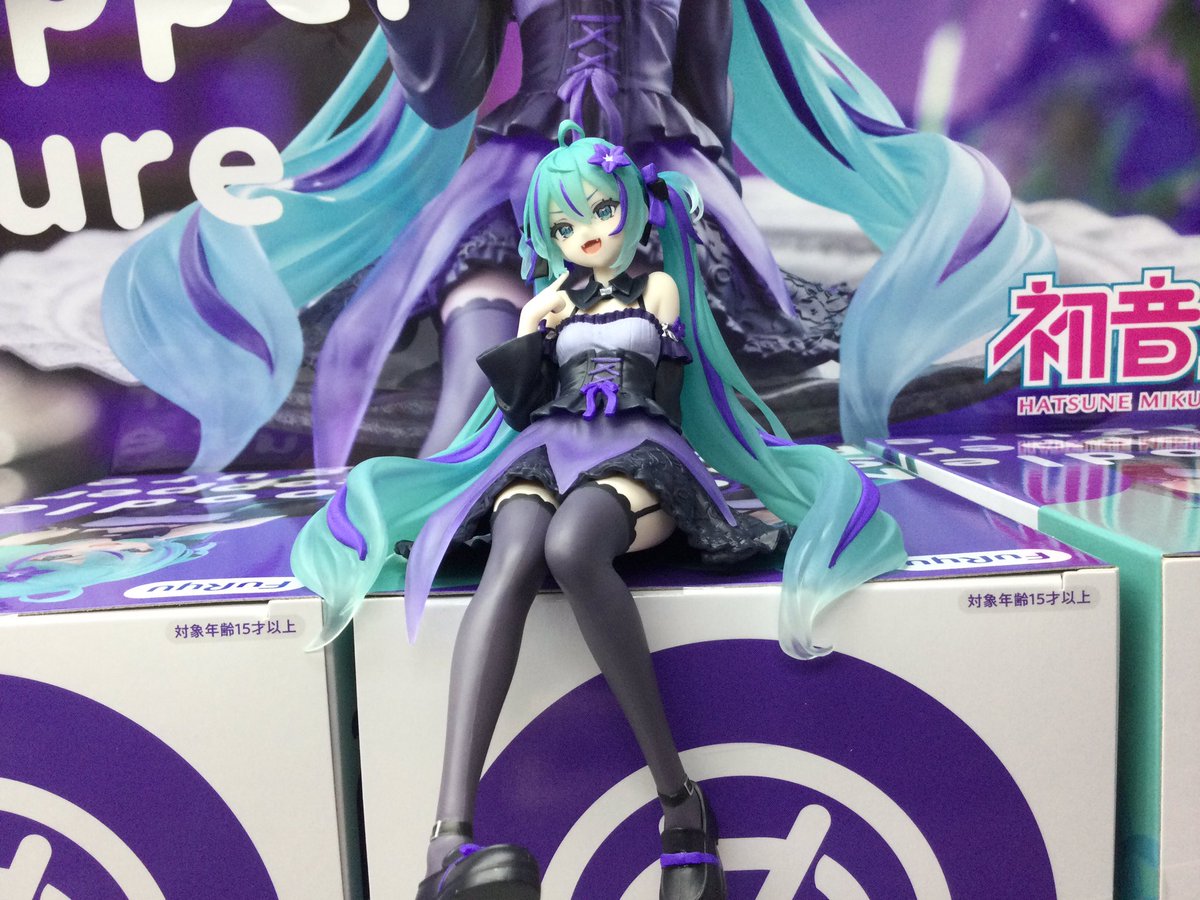 kokado_oyama's tweet photo. こんばんは〜🦑がお過ごしですか？暑い暑い新景品情報です！
#初音ミク  ちゃんのヌードルストッパー！桔梗の花の妖精さんですね♡可愛いミクちゃんぜひGETしてね！
そして！　#mojojojo   のミニフェイスポーチが入荷しました！モノクロでカッコいいけどこのお顔が可愛い♡こちらもぜひGETしてね！ https://t.co/3XrgRUQkSO