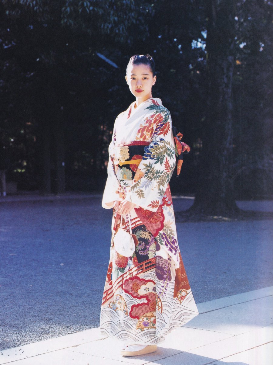 whiteAngell0009's tweet photo. これ胸熱すぎます。蒼井優さまと宮崎あおいさまの贅沢すぎる振袖写真…この時代特有のノスタルジックな感じがたまらなくド刺さり… https://t.co/Rtop1H5UUP