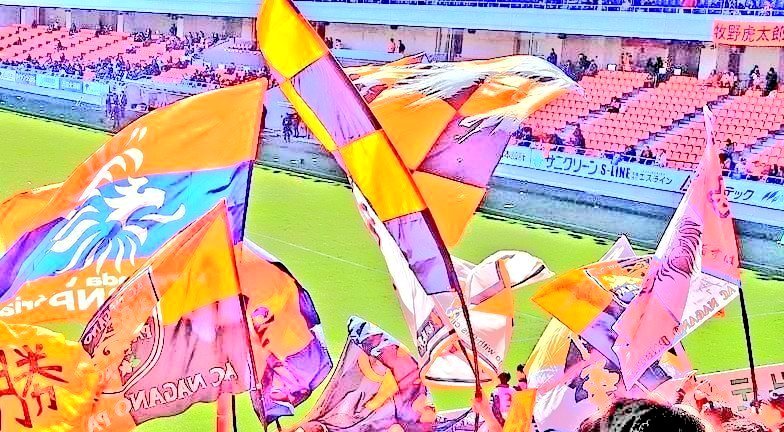 NAGANO_fdn12's tweet photo. 【8/8.H.×山口戦】

◎いざホーム開幕戦！継続して「旗」の持参をお願いします🏁

立体感,躍動感ある応援で選手達をサポート！公式フラッグ、自作のパイフラ、ゲーフラ等何でも構いません。
旗が唸りを上げる力強いゴール裏を作っていきましょう！
#acnp #パルセイロ #長野 https://t.co/TawtolztP3