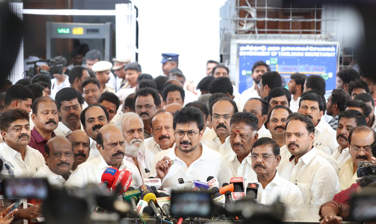 dmk_youthwing's tweet photo. இன்று (05.08.2026) தமிழ்நாடு சட்டப்பேரவையில் தாக்கல் செய்யப்பட்ட #TNBudget2026 குறித்து, கழக இளைஞர் அணிச் செயலாளரும், சட்டப்பேரவை எதிர்க்கட்சித் தலைவருமான @Udhaystalin அவர்கள் செய்தியாளர்களை சந்தித்து அளித்த பேட்டியின் விவரம் வருமாறு:

பத்திரிகை நண்பர்களுக்கு, வணக்கம்.

இன்று, தமிழ்நாடு சட்டபேரவையில், திருத்திய நிதிநிலை அறிக்கையை இந்த அரசு தாக்கல் செய்துள்ளது. இந்த அரசு அமைந்து, கிட்டத்தட்ட 100 நாட்கள் ஆகிவிட்டன.

100 நாட்களில் இந்த அரசின் மார்க் என்ன என்று யாரை கேட்டாலும், பூஜ்ஜியம் என்றுதான் சொல்வார்கள். இந்த பட்ஜெட்டும் இன்றைக்கு ஒரு மிகப்பெரிய பூஜ்ஜியம்.

எங்களின் திராவிட மாடல்

நாங்கள் தொடர்ந்து கேட்டுக்கொண்டே இருந்தோம். எங்கள் தலைவர் சொன்னார். நாங்களும் சட்டசபையில் பேசும்போது சொன்னோம். நிறைய தேர்தல் வாக்குறுதிகள் கொடுத்திருக்கிறீர்கள். அதை உடனடியாக, உங்களால் செய்ய முடியாது. ஆனால், எப்போது செய்யப் போகிறீர்கள் என்று ஒரு ரோடு மேப் கொடுங்கள் என்று தொடர்ந்து கேட்டுக்கொண்டே இருந்தோம்.

இந்த பட்ஜெட்டைப் பார்த்தீர்கள் என்றால், எங்களின் திராவிட மாடல் அரசு, எங்களின் தலைவர், கடந்த ஆட்சியில் என்னென்ன திட்டங்கள் எல்லாம் கொண்டு வந்தார்களோ, அதற்கு மேல் ஒரு ஸ்டிக்கரை ஒட்டி இருக்கிறார்கள். ஆட்சிக்கு வரும்போது, `மாற்றம்’, `மாற்றம்’ என்றார்கள்.  `என்ன மாற்றம்?’ என்று கேட்டீர்கள் என்றால், எல்லாவற்றுக்கும் `பெயர் மாற்றம்’ செய்திருக்கிறார்கள்.

பட்ஜெட்டுக்கு முன்பு, பொதுவாக எல்லா முதலமைச்சர்களும், அமைச்சர்களும் அதிகாரிகளை அழைத்துப் பேசுவார்கள். அதேமாதிரி இந்த அரசும் கடந்த 10 நாட்களாக எல்லா அதிகாரிகளையும் அழைத்து ஆலோசனை செய்வது போல், புகைப்படங்கள் எல்லாம் வந்தன.

எதற்கு ஒரு ஆய்வு கூட்டம்?

பெயர் மாற்றம் செய்வதற்கு எதற்கு ஒரு ஆய்வு கூட்டம் நடந்தது, அதிகாரிகளுடன் என்ன ஆலோசனை செய்தார் என்பது எங்களுக்குத் தெரியவில்லை. `தாய்மாமன் தங்க மோதிரம்’ திட்டத்தை அறிவித்துள்ளார். ஆனால், அதுவும் பார்த்தீர்கள் என்றால், தேர்தல் வாக்குறுதியில் சொன்னது போல் அவர்கள் அறிவிக்கவில்லை. தேர்தல் பிரச்சாரம் செய்யும்போது, அவருடைய வாக்குறுதி என்னவென்றால், தமிழ்நாட்டில் பிறக்கக்கூடிய அனைத்துக் குழந்தைகளுக்கும், `தாய்மாமன் தங்க மோதிரத் திட்டம்’ என்று சொன்னார். ஆனால், இன்றைக்கு பட்ஜெட்டில் அரசு மருத்துவமனையில் பிறக்கக்கூடிய குழந்தைகளுக்கு மட்டும்தான், இந்தத் திட்டம் என்று அறிவித்திருக்கிறார்கள்.

கொடுத்த வாக்குறுதிகளை நிறைவேற்றும் வகையில், பட்ஜெட்டில் எந்தத் திட்டமும், எந்த அறிவிப்பும் இல்லை. அனைத்துத் திட்டங்களும் `திராவிட மாடல் ஆட்சி’யில் எங்கள் தலைவர் திரு. முத்துவேல் கருணாநிதி ஸ்டாலின் அவர்கள் அறிவித்த, செயல்படுத்திய திட்டங்களைத்தான் இன்றைக்குப் பெயரை மாற்றியிருக்கிறார்கள்.

அரசுக்கு நன்றி சொல்ல வேண்டும்

இதில் இன்னொரு சிறப்பு. இந்த அரசுக்கு நன்றி சொல்ல வேண்டும். ஏனென்றால், ஒவ்வொரு துறையைப் பற்றி, நிதி அமைச்சர் பேசும்போதும் அவர் குறிப்பிட்டுப் பேசுகிறார். பட்ஜெட்டில் இடம் பெற்றிருக்கிறது. `இந்தியாவிலேயே நம் தமிழ்நாடு முன்னணி மாநிலமாக இருக்கிறது’ என்று மிகவும் மகிழ்ச்சியாக, பெருமையோடு சொல்கிறார். திராவிட முன்னேற்றக் கழகத்தின் சாதனைகளையெல்லாம் இப்போதாவது ஒப்புக்கொண்டார் என்பதற்கு, நாங்கள் எங்களின் நன்றியை இந்த அரசுக்கும், நிதி அமைச்சருக்கும், முதலமைச்சருக்கும் தெரிவித்துக் கொள்கிறோம்.

`அண்ணல் அம்பேத்கர் தொழில் முன்னோடிகள் திட்டம்’, `அண்ணல் அம்பேத்கர் அயலகக் கல்வி உதவித் திட்டம்’, `அயோத்திதாசர் ஆதிதிராவிடர் வாழ்விட மேம்பாட்டுத் திட்டம்’, `ஒலிம்பிக் சிறப்பு மையங்கள்’ என எல்லாமே எங்களின் `திராவிட மாடல் அரசி’ல் செயல்படுத்தப்பட்ட திட்டங்கள்தான். வெறும் பெயரை மட்டும் அவர்களின் கட்சிப் பெயரை `வெற்றி’, `வெற்றி’ என்று அனைத்துத் திட்டங்களின் மீதும் ஸ்டிக்கர் ஒட்டியிருக்கிறார்கள்.

பெயரை மட்டும் மாற்றியிருக்கிறார்கள்

`அன்புச் சோலை’ என்று நாங்கள் கொண்டு வந்த திட்டத்திற்குப் பெயரை மாற்றி இன்றைக்கு `முதியோர் பொழுதுபோக்கு மையங்கள்’ என்று பெயரை மாற்றியிருக்கிறார்கள். நாங்கள் எங்களின் தலைவர் ஆட்சியில் கொடுத்த மடிக்கணினித் திட்டம் உங்களுக்குத் தெரியும். `உலகம் உங்கள் கையில்’ என்று அந்தத் திட்டத்திற்கு எங்கள் தலைவர் பெயர் வைத்து கடந்த ஆண்டு 20 லட்சம் அறிவித்தோம், 10 லட்சம் மாணவர்களுக்குக் கொடுத்தோம். அதை இன்றைக்குப் பெயரை மாற்றி ‘வெற்றி மடிக்கணினி திட்டம்’ என்று பெயர் வைத்திருக்கிறார்கள்.

`கலைஞர் கனவு இல்லத் திட்டம்’ அதன் பெயரை மாற்றி `வெற்றி வீடு திட்டம்’ என்று வைத்திருக்கிறார்கள். அதேபோன்று `மாடல் ஸ்கூல்ஸ்’ அவற்றை `தகைசால் பள்ளிகள்’ என பெயரை மாற்றியிருக்கிறார்கள்.

`முதல்வர் படைப்பகங்கள்’ எங்களின் ஆட்சியில் கொண்டு வந்த திட்டம், அதை இன்றைக்கு `டிஜிட்டல் நூலகம்’ என்று பெயர் மாற்றியிருக்கிறார்கள். அதற்கும் பார்த்தீர்கள் என்றால், வெறும் 10 கோடி ரூபாய்தான் நிதி ஒதுக்கீடு செய்யப்பட்டிருக்கிறது. எங்களின் ஆட்சியில் கொண்டு வரப்பட்ட `நன்னிலம் திட்டம்’ அதற்குப் பெயரை மாற்றி இன்றைக்கு `மண்ணின் மகள் திட்டம்’ என்று பெயரை மட்டும் மாற்றியிருக்கிறார்கள்.

தேர்தலுக்கு முன் எங்களுடைய தலைவர் தலைமையிலான அரசு தாக்கல் செய்த வரவுசெலவுத் திட்டத்தில் கல்வி, சுகாதாரம், தொழில் வளர்ச்சி எனப் பல்வேறு சமூக நலத் திட்டங்கள் இருந்தன. ஒவ்வொரு ஆண்டும் கல்வித்துறைக்கான ஒதுக்கீடு எங்களின் திராவிட மாடல் ஆட்சியில் பார்த்தீர்கள் என்றால் கடைசியாகத் தாக்கல் செய்த வரவுசெலவுத் திட்டத்தில் 48,500 கோடி ரூபாய் கல்விக்கு எங்களுடைய தலைவர் ஒதுக்கியிருந்தார். இப்போது அதைக் குறைத்து 44,500 கோடி ரூபாய்தான் இந்த முறை ஒதுக்கியிருக்கிறார்கள்.

காவிரியில் தண்ணீர் வரவில்லை

நாங்கள் தொடர்ந்து சொல்லிக்கொண்டிருப்பதைப் போன்று, காவிரியில் தண்ணீர் வரவில்லை. ஆடி 18 அன்றைக்குக்கூட தண்ணீர் வராத ஒரு சூழலை, இந்த அரசு ஏற்படுத்தியிருக்கிறது. நேற்று `தி இந்து’ ஆங்கில நாளிதழில் ஒரு செய்தி வந்திருக்கிறது. கடந்த 50 ஆண்டுகளில் இல்லாத அளவிற்கு, இந்த ஜூலை மாதத்தில் காவிரி நீர் வரத்துக் குறைவாக இருக்கிறது என்று அந்தப் பத்திரிகையில் செய்தி வெளியிட்டிருக்கிறார்கள். மேகதாது அணை கட்டும் கர்நாடகாவைத் தடுத்து நிறுத்துவதற்கு இந்த ஆட்சிக்கு வக்கில்லை, தைரியம் இல்லை. வேடிக்கை பார்த்துக் கொண்டிருக்கிறார்கள். விவசாயிகள் தொடர்ந்து போராட்டம் செய்துகொண்டிருக்கிறார்கள். இந்த ஆட்சி அமைந்ததிலிருந்து இந்த மூன்று மாதமாக யார் அதிகமாகப் பாதிக்கப்பட்டிருக்கிறார்கள் என்று பார்த்தீர்கள் என்றால் விவசாயிகள்தான் அதிகம் பாதிக்கப்பட்டிருக்கிறார்கள்.

முழுப் பயிர்க்கடன் தள்ளுபடி என்று தேர்தல் வாக்குறுதி சொன்னார்கள். ஆனால் இப்போது அதற்கு ஒரு நிபந்தனை போட்டு அதையும் மாற்றியிருக்கிறார்கள். ஆனால், அதையும் செயல்படுத்தவில்லை. முதலில் 50,000 ரூபாய் சொன்னார்கள், எதிர்ப்பு தெரிவித்ததும் அதை 75,000 ரூபாயாக மாற்றினார்கள். அதையும் முழுமையாகச் செயல்படுத்தவில்லை.

கவனத்தைத் திசை திருப்பும் உத்திகள்

தஞ்சாவூரில் நேற்று முன்தினம் ஆர்ப்பாட்டம் நடந்தது. அதில் நாங்களெல்லாம் கலந்துகொண்டு, விவசாயிகள் சந்திக்கக்கூடிய பிரச்சினைகளையெல்லாம் நாங்கள் பேசினோம். அதற்காக நேற்று என் வீட்டிற்குள் புகுந்து கைது செய்தார்கள். கைது செய்து எப்படியெல்லாம் அலைக்கழித்தார்கள் என்று ஒட்டுமொத்தத் தமிழ்நாடும் பார்த்தது. குறிப்பாக, சட்டமன்றத்தில் எதிர்க்கட்சித் தலைவர் என்ற முறையில் இந்த வரவுசெலவுத் திட்டத்தைப் பற்றி நாங்கள் எதுவும் கேள்வி கேட்டுவிடக் கூடாது என்று கவனத்தைத் திசை திருப்பும் உத்தியாக விவசாயிகளுடைய சிக்கலைத் திசை திருப்ப வேண்டும் என்று நேற்று அந்த நாடகத்தை நடத்தினார்கள்.

என்னை மட்டும் இல்லை, தொடர்ந்து திராவிட முன்னேற்றக் கழகத்தின் சட்டமன்ற உறுப்பினர்கள் ஒவ்வொருவரையும் கைது செய்து கொண்டிருக்கிறார்கள். அ.தி.மு.க சட்டமன்ற உறுப்பினர்களைப் பார்த்துப் பார்த்து பர்சேஸ் செய்து கொண்டிருக்கிறார்கள். தி.மு.க. சட்டமன்ற உறுப்பினர்களை மட்டும் இல்லை, GEN-Z தி.மு.க-வினரையும் வலைவீசித் தேடி, குறிவைத்து அவர்களை எல்லாம் கைது செய்து கொண்டிருக்கிறார்கள், வழக்குத் தொடர்ந்துகொண்டிருக்கிறார்கள். ஏனென்றால் இந்த ஆட்சியில் ஒவ்வொரு நாளும் அவ்வளவு பிரச்சினைகள் இருக்கின்றன. அதையெல்லாம் திசைதிருப்ப இந்த கைது நடவடிக்கைகளை இந்த அரசு எடுத்துக் கொண்டிருக்கிறது.

சந்தி சிரிக்கும் சட்டம் ஒழுங்கு

கடந்த 100 நாட்களாகச் சட்டம் ஒழுங்கு பிரச்சினை சந்தி சிரித்துக் கொண்டிருக்கிறது. குழந்தைகள், பெண்கள், வயதான பெண்கள் இவர்கள் யாருக்குமே இந்த அரசில் பாதுகாப்பு இல்லை. ஆட்சிக்கு வந்த பிறகு கடந்த 5 வாரங்களில் மட்டும் நான்கு காவல்நிலைய மரணங்கள் நடந்திருக்கின்றன. ஐந்து சாதி ஆணவப் படுகொலைகள் நடந்திருக்கின்றன. இதெல்லாம் தினசரி செய்திகளில் நீங்களே ஒளிபரப்பிக் கொண்டிருக்கிறீர்கள், மக்கள் பார்த்துக் கொண்டிருக்கிறார்கள். ஆளுங்கட்சியைச் சேர்ந்த சிலர் குற்றம் செய்வதற்கு லைசென்ஸ் வாங்கியது போல் அவ்வளவு குற்றச்செயல்களில் ஈடுபட்டுக் கொண்டிருக்கிறார்கள். துணிச்சலோடு தைரியமாகச் செயல்பட்டுக் கொண்டிருக்கிறார்கள்.

பழனி கோயில் நில மோசடியைப் பார்த்து இன்றைக்கு ஒட்டுமொத்தத் தமிழ்நாடே அதிர்ந்து போயிருக்கிறது. இந்த அரசு ஆட்சிக்கு வந்ததும் மின்சாரம் வருவதில் முதல் நாளிலிருந்தே பிரச்சினை. இப்போது மின்சாரக் கட்டணம் மிகப்பெரிய ஒரு பிரச்சினையாக மாறியிருக்கிறது. கிட்டத்தட்ட மூன்றரை லட்சம் குடும்பங்களுக்கு வழக்கத்தை விடப் பல மடங்கு அதிகமாக மின்சாரக் கட்டணம் வந்திருக்கிறது. அமைச்சர்கள் அரசுப் பள்ளிகளுக்குச் சென்று அங்கு இருக்கக்கூடிய மாணவர்களையெல்லாம் வெளியே வரச் சொல்லி, இந்த கட்சியின் பெயரை கோஷம் போடச் சொல்லி, மாணவர்களையெல்லாம் வற்புறுத்தி, அதை ரீல்ஸ் எடுத்து, வீடியோ எடுத்து அதையெல்லாம் பதிவிட்டுக் கொண்டிருக்கிறார்கள்.

இதற்கு எதற்கு முதலமைச்சர்?

இன்றைக்கு இந்தியாவே நீட் தேர்வை எதிர்த்துப் போராடிக் கொண்டிருக்கிறது, அதை எதிர்த்து இந்த அரசு எந்தவிதமான நடவடிக்கையும் எடுக்கவே இல்லை. அதற்கு மாறாக, போராடுகின்ற மாணவர்கள் மீது இந்த அரசு தடியடி நடத்தியிருக்கிறது. விலைவாசியும் உயர்ந்து கொண்டே போகிறது. அரிசி விலை பல மடங்கு அதிகமாகியிருக்கிறது. ஆனால், இதையெல்லாம் கேட்டால் முதலமைச்சர் பதில் சொல்ல மாட்டார். முதலமைச்சருக்குப் பதிலாகப் பொதுப்பணித்துறை அமைச்சர் பதில் சொல்ல வேண்டும் என்று ஒரு முதலமைச்சருக்கு முன்ஜாமீன் வாங்குகிறார். இந்த மாதிரி ஒரு நகைச்சுவையை இந்திய ஜனநாயகம் எந்த மாநிலத்திலும், எந்தச் சட்டமன்றத்திலும் பார்த்திருக்காது.

நேற்றே பொதுப்பணித்துறை அமைச்சர் பேசியிருக்கிறார். அதாவது அவை முன்னவர் தீர்மானம் கொண்டு வர வேண்டுமாம். எதிர்க்கட்சிகள் ஏதாவது கேள்வி கேட்டால் அதற்கு முதலமைச்சர் பதில் சொல்ல வேண்டிய அவசியம் இல்லையாம், இவர்கள்தான் பதில் சொல்வார்களாம். இதற்கு எதற்கு முதலமைச்சர் அவைக்கு வர வேண்டும், இதற்கு எதற்கு நாங்களெல்லாம் அவைக்கு வர வேண்டும் என்கின்ற கேள்வியைப் பத்திரிகையாளர்களாகிய நீங்கள் இந்த அரசைப் பார்த்துக் கேட்க வேண்டும் என்று கேட்டுக்கொள்கிறேன்.

ஆட்சி அமைந்த உடனே, `கொடுத்த வாக்குறுதிகளை நிறைவேற்ற கால அவகாசம் வேண்டும்’ என்று முதலமைச்சர் கேட்டார். இந்த பட்ஜெட்டில் அதையாவது சொல்வார்கள் என்று எதிர்பார்த்தேன். ஆனால், அதைச் சொல்வதற்குக்கூட அவர்களுக்குக நேரமில்லை. இன்னும் கால அவகாசம் கேட்கிறார்கள். எனவே நடக்கப்போகும் கூட்டத்தொடர் முழுவதும் ஆணித்தரமாகவும், உறுதியாகவும் மக்கள் பிரச்சினைகளை திராவிட முன்னேற்றக் கழக உறுப்பினர்கள் எங்களுடைய தலைவருடைய அறிவுறுத்தலின் பேரில், கேள்வி கேட்கத் தயாராக இருக்கிறோம், பதில் சொல்ல இந்த அரசு தயாராக இருக்க வேண்டும்.

கேள்வி : கலைஞர் மகளிர் உரிமைத்தொகை…

பதில் : கலைஞர் மகளிர் உரிமைத்தொகைத் திட்டத்தைப் பற்றி அவர்கள் பேசவே இல்லை.  2,500 ரூபாயாக உயர்த்தி கொடுப்போம் என்று சொன்னார்கள். அது பற்றி இந்த பட்ஜெட்டில் அவர்கள் பேசவே இல்லை.

கேள்வி : பல்வேறு திட்டங்களுக்கு `வெற்றி’ என்று பெயர் மாற்றி இருக்கிறார்கள் அதைப் பற்றி என்ன நினைக்கிறீர்கள்?

பதில் : எல்லாருக்கும் `மாற்றம்’ மாற்றம் என்று சொன்னார்கள். அவர்கள் சொன்ன மாற்றம் இதுதான். எல்லா திட்டங்களுக்கும் பெயரை மாற்றியிருக்கிறார்கள். அவர்கள் சொன்ன ஒரே மாற்றம் இதுதான்.

நன்றி, வணக்கம்.

#TNAssembly