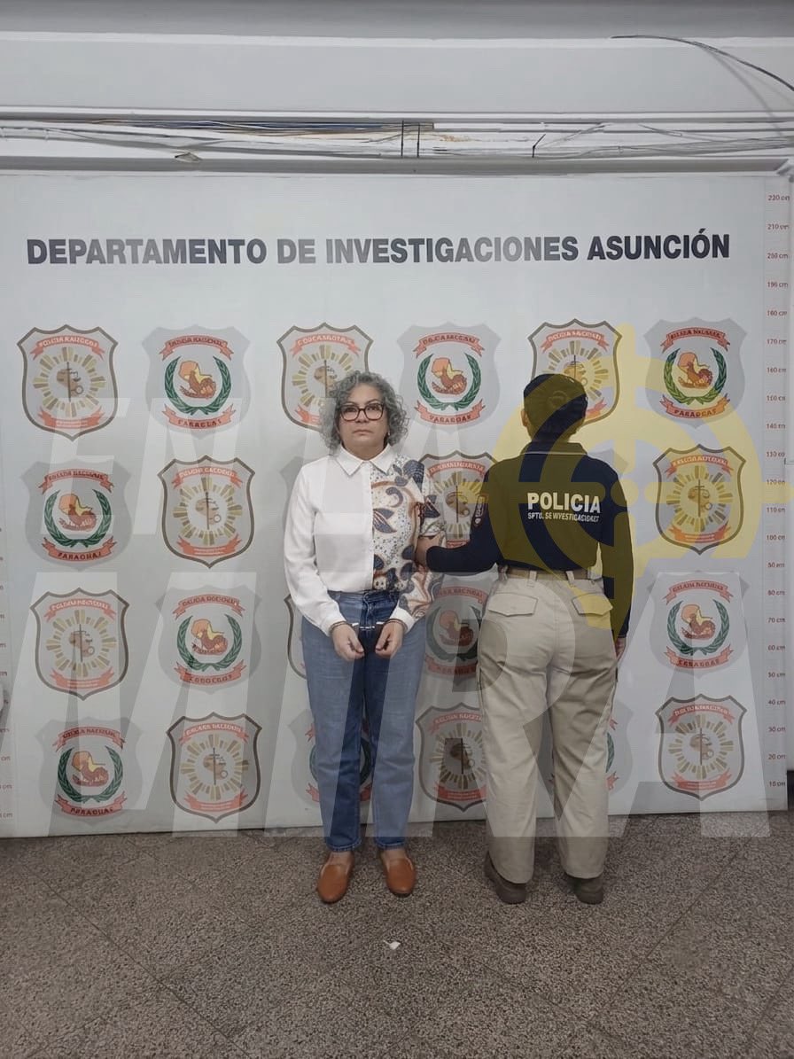 Raulbogarin's tweet photo. 🚨 DETIENEN A ABOGADA POR EL CASO IPS.

-Agentes del Departamento de Investigación de Asunción detuvieron a Rosa Concepción Colman (59), quien contaba con una orden de captura vigente en el marco de la causa por presunta lesión de confianza vinculada al IPS.
-El procedimiento se realizó en el barrio Catedral de Asunción. 
-Posteriormente, fue trasladada al Departamento de Investigación y quedó a disposición del Juzgado y del Ministerio Público.

📍 Asunción