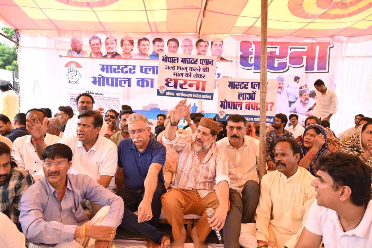 arifmasoodbpl's tweet photo. मास्टर प्लान के बगैर, भोपाल का विकास नहीं?

भोपाल के 10 नं. मार्केट में भोपाल शहर के वर्षों से लंबित मास्टर प्लान को शीघ्र लागू किए जाने की मांग को लेकर धरना प्रदर्शन किया गया।

अब समय है कि सरकार मास्टर प्लान पर जल्द निर्णय लेकर भोपाल के विकास को नई गति दे।

@INCMP @jitupatwari https://t.co/cE2HqcWpqh
