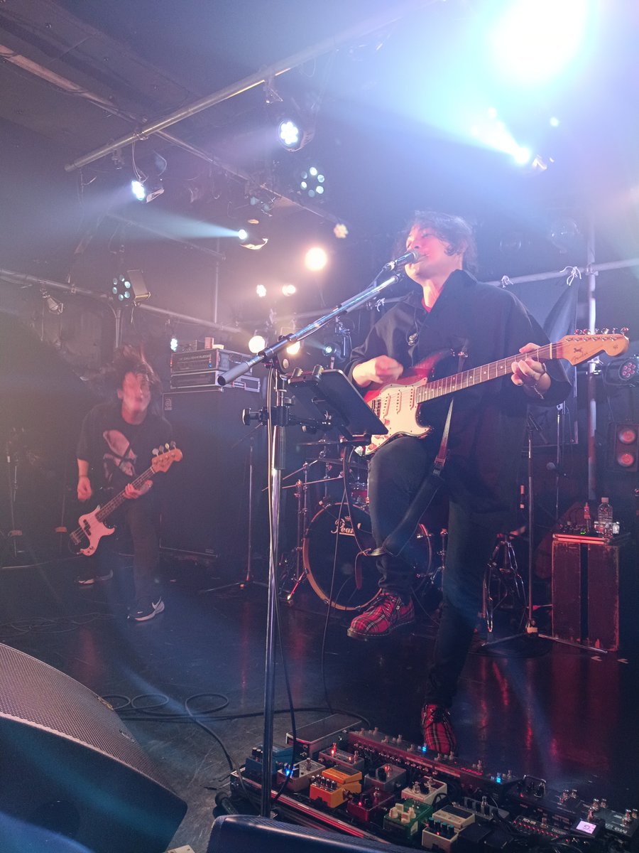LDGs1p1YnQ4JZ8z's tweet photo. #Haklo

GtVoさん最後の曲でストラップ取れちゃって、弾くの中断してつけ直したけど、コードのあれこれがややこしくなっちゃってあ～もう!!の結果が「フラミンゴ奏法じゃん何年ぶり見たよおいおい!!??」とオガタさん2024年の冬を思い出したって話。わかる人は極小数の話なので割愛!!
おもれったな～🤣 https://t.co/eHdIi3EjIG