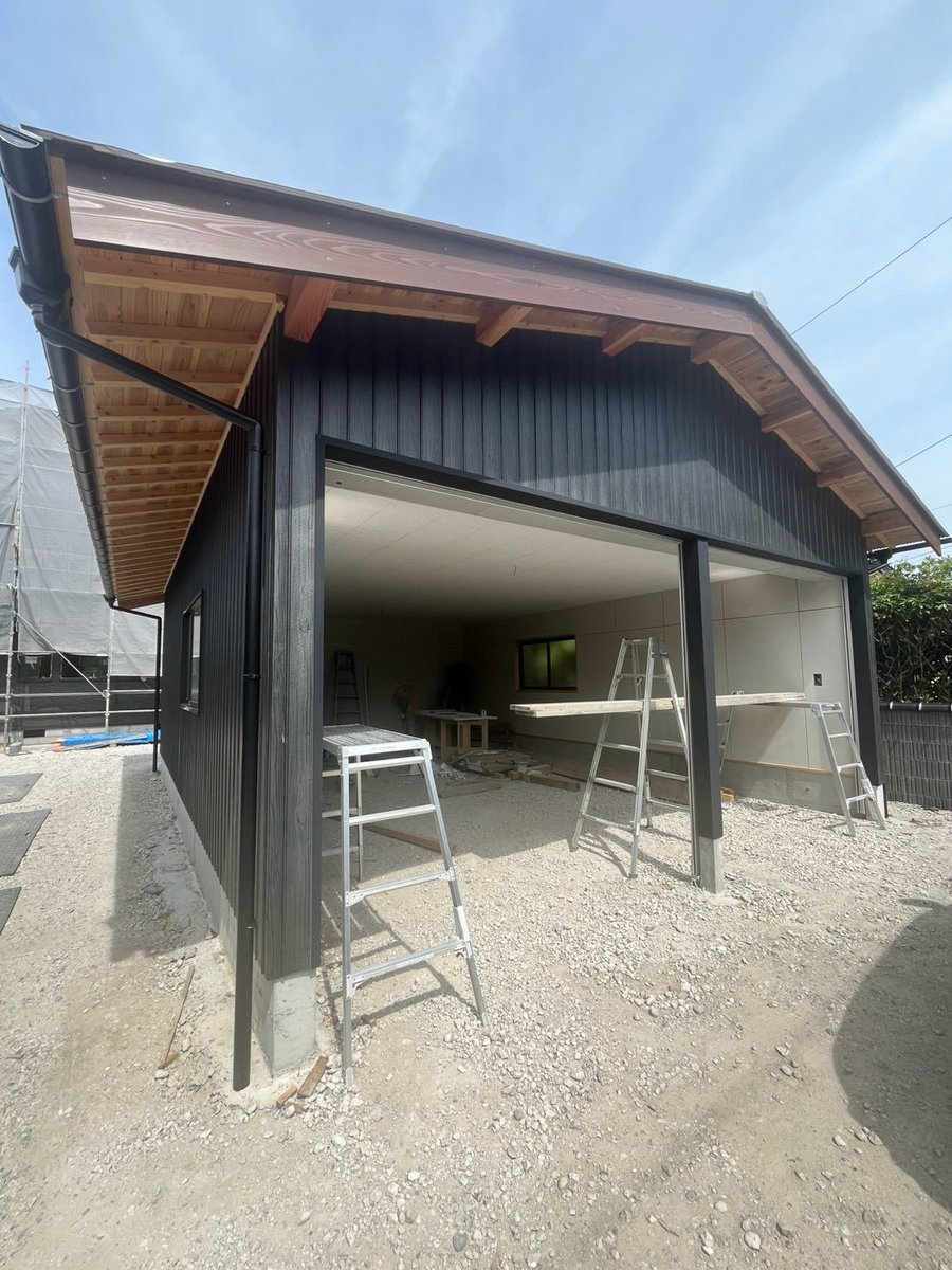 fujihara_hinoki's tweet photo. こちらは車庫の工事現場✅

奥では、当社が手掛ける新築住宅の工事も進行中です🏡

深みのある黒の外壁に、木の表情が美しい軒天。

無駄を削ぎ落としたデザインの中に、
和の趣を感じられる車庫が少しずつ形になってきました✨

家も車庫も、長く愛される住まいを目指して。

#米子工務店 #新築 #車庫 https://t.co/7dm6ZJnY8J