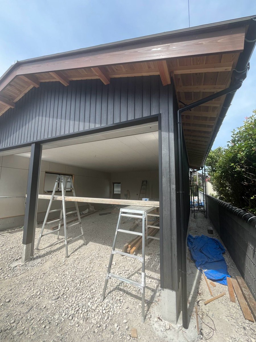 fujihara_hinoki's tweet photo. こちらは車庫の工事現場✅

奥では、当社が手掛ける新築住宅の工事も進行中です🏡

深みのある黒の外壁に、木の表情が美しい軒天。

無駄を削ぎ落としたデザインの中に、
和の趣を感じられる車庫が少しずつ形になってきました✨

家も車庫も、長く愛される住まいを目指して。

#米子工務店 #新築 #車庫 https://t.co/7dm6ZJnY8J