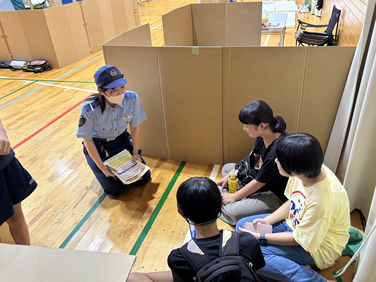 NPA_saigaiKOHO's tweet photo. 心配事・悩み事を話してみませんか？
宮崎県警察の被災者支援部隊が八代小学校を訪問し、避難者の方々のお話を伺っています。避難生活での不安を解消し、支援につなげていきます。まずは、警察官に話してみてください。 https://t.co/7EBO40uDbV