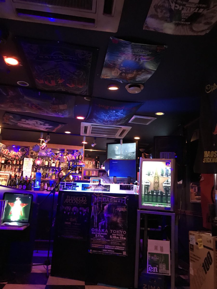 LANDSROCK's tweet photo. 8/5(水)
週の真ん中水曜日‼️
昨夜はご新規様、二度目まして
等々わりかし新しいお客様
多数ご来店有難うございます🙇‍♂️
そして今夜は。。。

19:00オープンしました🔥
#池袋 #ロックバー@LANDSROCK

毎日がパーティー‼️
音楽と酒、集まる皆様との
会話が最高🍻
乾杯しましょ🤘

ご来店お待ちしてます🙇‍♂️ https://t.co/RGyGcsLYqr