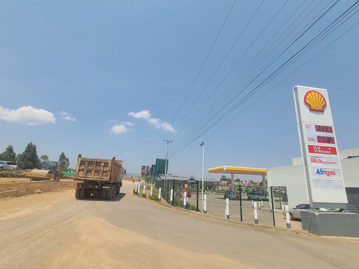 BoardLotSultan's tweet photo. Today I used the Rironi-Mau Summit Highway. I took pictures between Rironi-Naivasha. I have to say the following:

-this President will fall on the sword of his own words
-most of the progress pictures posted by gava are fake. 

This is where progress is at:
-most of the works are at Earthworks, site excavation & early subgrading
-there is impressive mobilisation of man & machine across
-sadly there is also significant business disruption on the sides, one hopes for quick construction to return biz to normal
-the ongoing work is clearly visible to anyone

The Questions??
-this is perhaps the most impactful infra project of this admin
-why would you want to sabotage yourself the way the President has done by giving engineers timelines that are clearly not achievable?
-we all know when you give professionals unworkable timeliness, 
Standards are compromized! 
-reports that kikuyus oppose this was stupid gava propaganda, to deflect scrutiny about obviosly exegerated cost of this project
-kikuyus benefit the most from this because they live on both parts of the highway
-I advise gava PR to gag the president to stop him from this overpromising. This project will speak for itself
-finally, gava bloggers should just tell the facts as they are. Nobody is stupid! 

*am not an engineer**