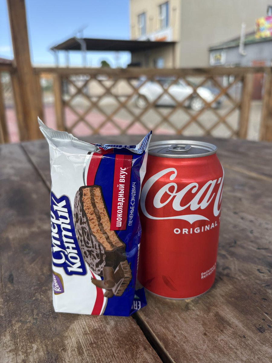 teirikop's tweet photo. ブルガン
急に道が舗装されてるし綺麗な町だ
GS2件ともやってない
朝ごはんしょぼい

燃費と距離計算した危ういのでホンゴル砂丘断念…

街に戻ろうとするとガソリン入れてる！
よっしゃ！
と思ったら俺はダメらしい…
ぬか喜びだった https://t.co/66PriGmBWq