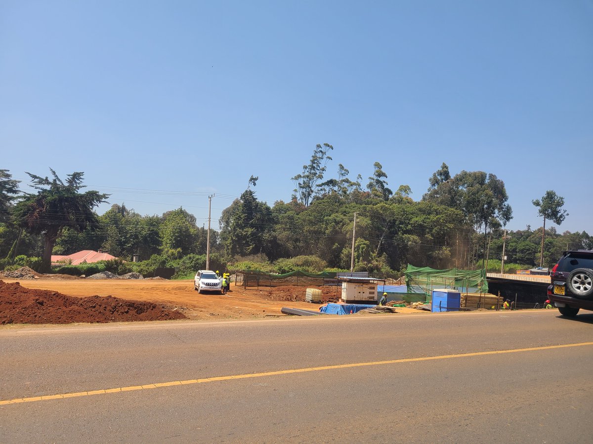 BoardLotSultan's tweet photo. Today I used the Rironi-Mau Summit Highway. I took pictures between Rironi-Naivasha. I have to say the following:

-this President will fall on the sword of his own words
-most of the progress pictures posted by gava are fake. 

This is where progress is at:
-most of the works are at Earthworks, site excavation & early subgrading
-there is impressive mobilisation of man & machine across
-sadly there is also significant business disruption on the sides, one hopes for quick construction to return biz to normal
-the ongoing work is clearly visible to anyone

The Questions??
-this is perhaps the most impactful infra project of this admin
-why would you want to sabotage yourself the way the President has done by giving engineers timelines that are clearly not achievable?
-we all know when you give professionals unworkable timeliness, 
Standards are compromized! 
-reports that kikuyus oppose this was stupid gava propaganda, to deflect scrutiny about obviosly exegerated cost of this project
-kikuyus benefit the most from this because they live on both parts of the highway
-I advise gava PR to gag the president to stop him from this overpromising. This project will speak for itself
-finally, gava bloggers should just tell the facts as they are. Nobody is stupid! 

*am not an engineer**