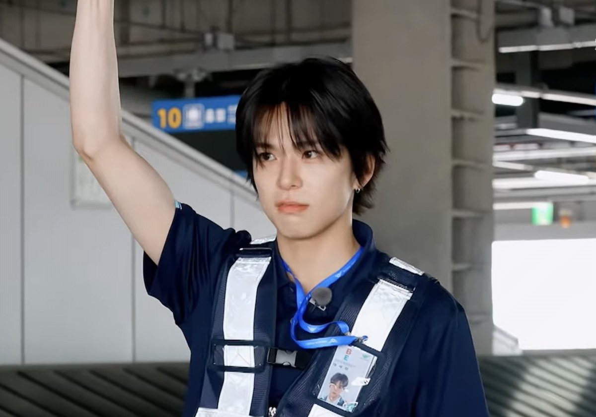 asahiprints's tweet photo. cutest airport staff ever 🤏🏻 #아사히 https://t.co/kBqigXqG2p