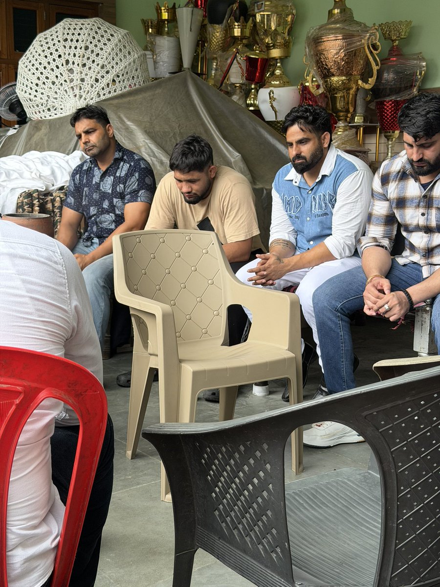 imharshchhikara's tweet photo. आज बहुअकबरपुर में अपने भाई शीलू के घर पर जा कर भाई को सांत्वना दी इस दुःख की घड़ी में भाई को ओर भगवान दोनों परिवारों को 
इस दुखद समय से लड़ने की हिम्मत दे। परिवार को परमात्मा हौसला और हिम्मत दे ,पत्रकार साथियों से हाथ जोड़कर निवेदन करुगा अपनी पत्रकारिता धर्म को निभाते हुए हालात के बारे में सोच कर ही फोटो विडियो डालो। बेटी एक घर की इज्जत होती है परिवार पर क्या बीत रहीं होगी ये भी सोच लो व्यू के चक्कर में भाई के नाम के टाइटल लगा कर 2 पैसे कमा लोगे पर ये समाज सब कुछ देख रहा है !!
