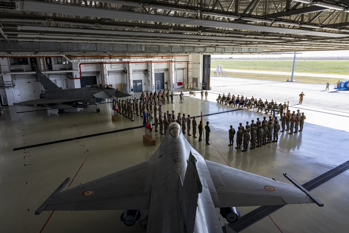 EMADmde's tweet photo. ✈️Los aviones de combate del Destacamento Aéreo Táctico ‘Paznic’ 🇪🇸, desplegados en Rumanía, pueden operar en espacio aéreo búlgaro.
🇪🇸🇷🇴🇧🇬 El acuerdo trilateral, firmado entre España, Bulgaria y Rumanía, permite el cruce de fronteras en las interceptaciones de defensa aérea para reforzar la disuasión, proteger la integridad del espacio aéreo y contribuir a la estabilidad.
🎯Es la primera vez que se firma un acuerdo de este tipo en el seno de la Alianza