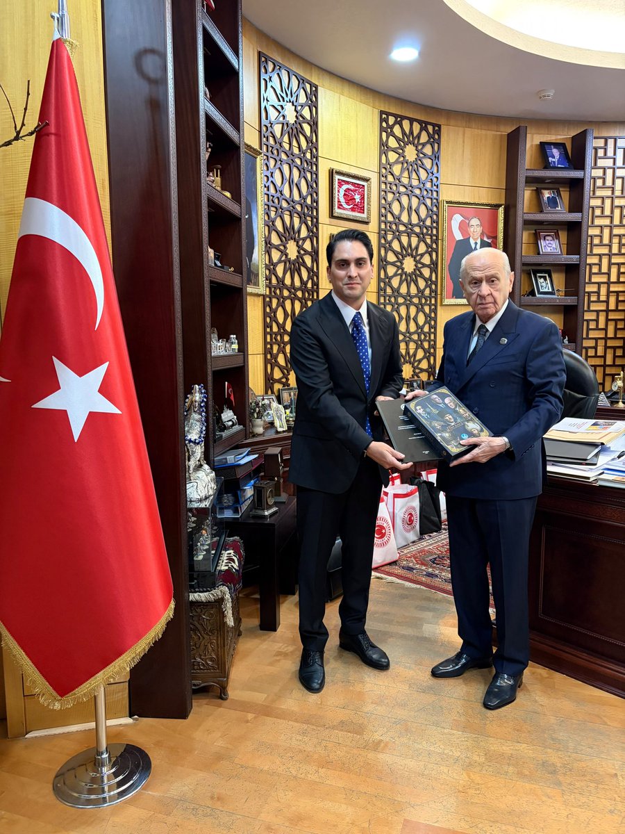 burakkilictc's tweet photo. Hayatımızın her safhasında fikirleriyle ufkumuzu aydınlatan, duruşuyla bizlere istikamet çizen; Milliyetçi-Ülkücü Hareketin İlteriş Kağan’ı, Dünya Türklüğünün muhterem lideri, Liderimiz Sayın Devlet Bahçeli Beyefendi’yi yüksek lisans mezuniyetimiz vesilesiyle ziyaret ettik. 

Kıymetli destekleri dolayısıyla şükranlarımızı arz ederek emir ve talimatlarını aldık.

Evladı olmaktan daima şeref duyduğumuz Liderimizin izinde, ömrümüz yettiğince Türk milletine hizmet etmeye devam edeceğiz.
Allah başımızdan eksik etmesin..