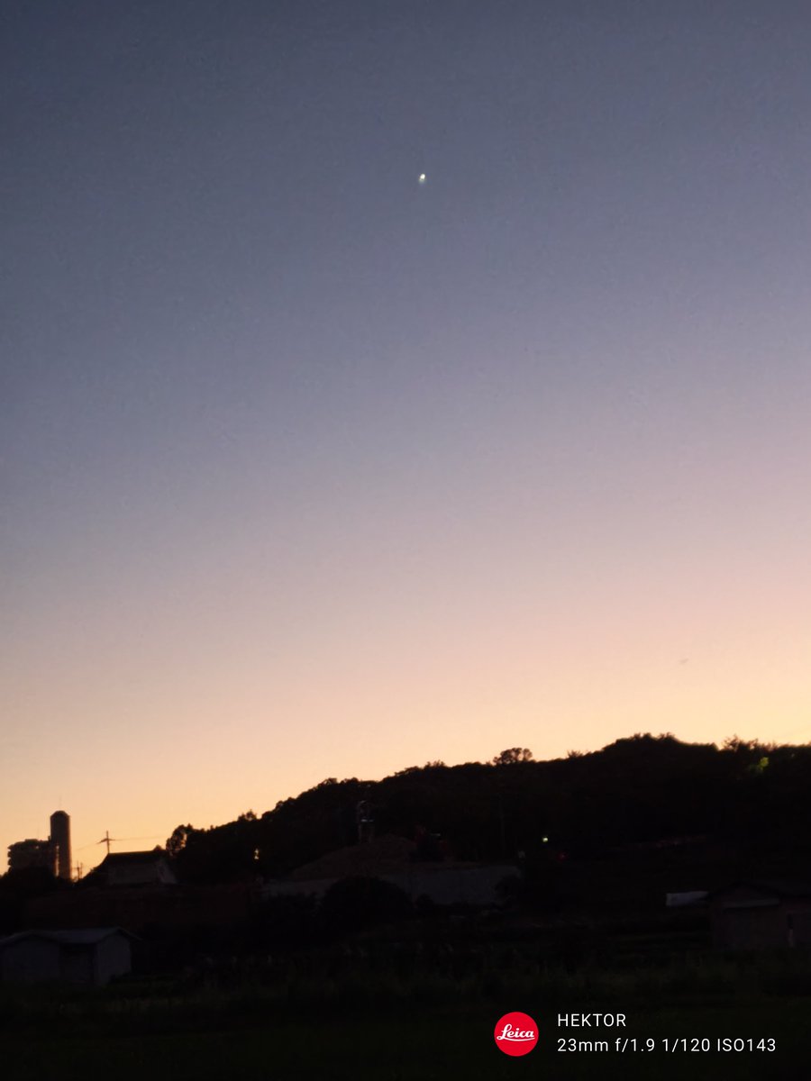 stonekenji's tweet photo. 今日2026年8月5日午後7時24分、西の空です。
夕暮れ空に #金星 が輝いています。
空は快晴、さらに東風が涼しく感じました。
金星のあかるさは-4.3等です。
AQUOS R9通常モード手持ち撮影です。
夕暮れ空を楽しんでいただきたいので、矢印ありとなしです。
#宵の明星 
#星空情報 
#那須香大阪天文台 https://t.co/xlnWhh2uBS