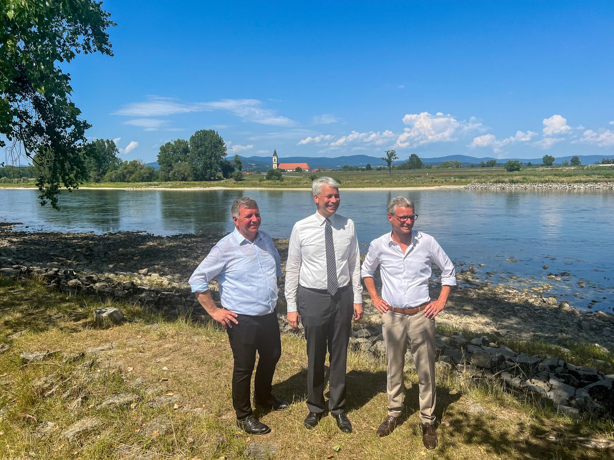 BMV's tweet photo. Gestern war Donau-Tag für Verkehrsminister @SteffenBilger. Nachdem er sich vor Ort in Osterhofen ein Bild vom #Donauausbau zwischen Deggendorf und Vilshofen gemacht hat, ging es weiter nach Passau zum Spatenstich für die Instandsetzung der Doppelschleuse Kachlet. https://t.co/cllEkS68x9