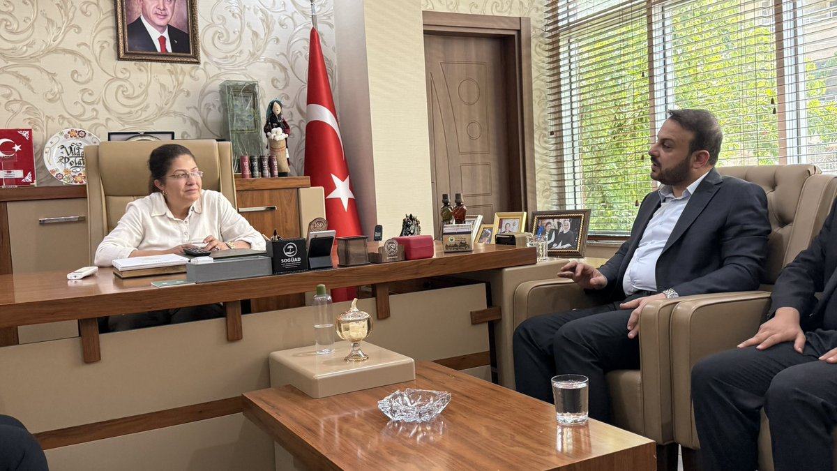 MDOGANSALAR_TR's tweet photo. Ak Parti Haliliye İlçe Başkanımız Mustafa Bağmancı ve Kadın Kolları Başkanımız Fatma Ocak ile birlikte, geçmiş dönem MKYK Üyemiz Sn. Vildan Polat’ı ziyaret ettik.

Partimize ve davamıza sağladığı kıymetli emeklerinden dolayı kendisine teşekkür belgesi takdim ettik.

@RTErdogan @avyusufibis @osmannazlier  @bybekirbozdag @ibrahimeyyupogl 
@milhamigunbegi @vildan__polat @ferdisenel25 @furkankucukk_ @mbagmanci63 @fatmaocak0663 @AKGenclikGM @akgenchaliliyee