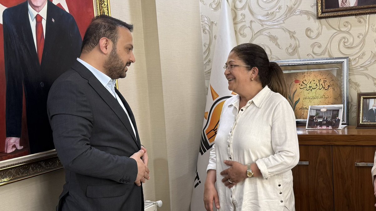 MDOGANSALAR_TR's tweet photo. Ak Parti Haliliye İlçe Başkanımız Mustafa Bağmancı ve Kadın Kolları Başkanımız Fatma Ocak ile birlikte, geçmiş dönem MKYK Üyemiz Sn. Vildan Polat’ı ziyaret ettik.

Partimize ve davamıza sağladığı kıymetli emeklerinden dolayı kendisine teşekkür belgesi takdim ettik.

@RTErdogan @avyusufibis @osmannazlier  @bybekirbozdag @ibrahimeyyupogl 
@milhamigunbegi @vildan__polat @ferdisenel25 @furkankucukk_ @mbagmanci63 @fatmaocak0663 @AKGenclikGM @akgenchaliliyee