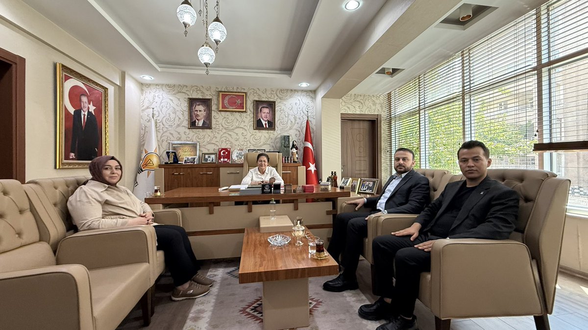 MDOGANSALAR_TR's tweet photo. Ak Parti Haliliye İlçe Başkanımız Mustafa Bağmancı ve Kadın Kolları Başkanımız Fatma Ocak ile birlikte, geçmiş dönem MKYK Üyemiz Sn. Vildan Polat’ı ziyaret ettik.

Partimize ve davamıza sağladığı kıymetli emeklerinden dolayı kendisine teşekkür belgesi takdim ettik.

@RTErdogan @avyusufibis @osmannazlier  @bybekirbozdag @ibrahimeyyupogl 
@milhamigunbegi @vildan__polat @ferdisenel25 @furkankucukk_ @mbagmanci63 @fatmaocak0663 @AKGenclikGM @akgenchaliliyee