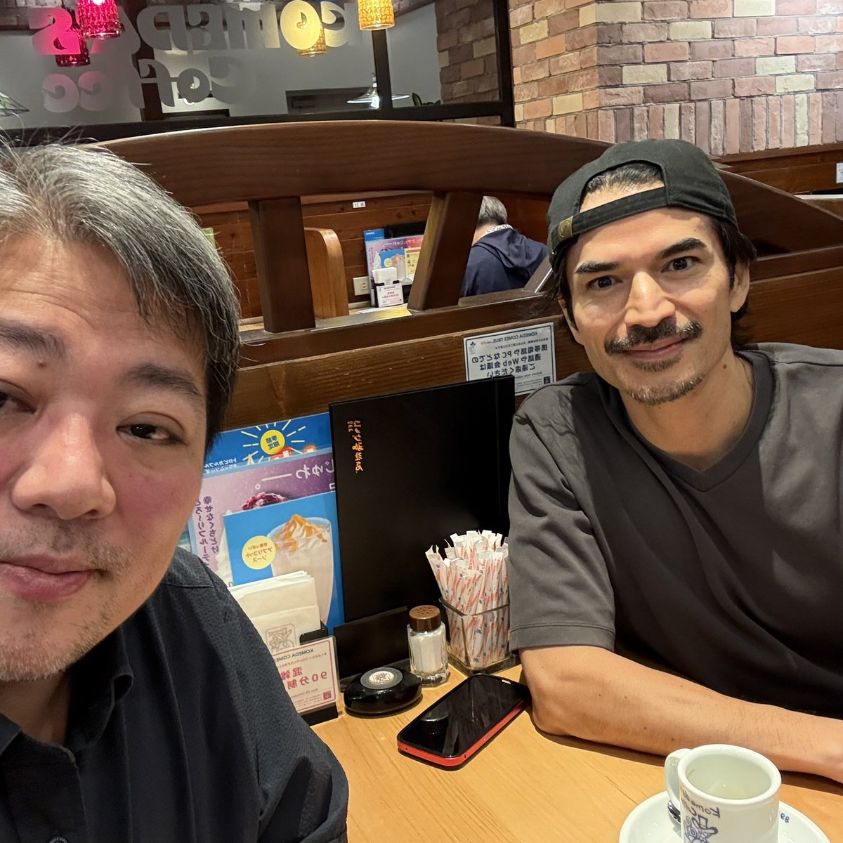 okikenkai's tweet photo. 先日は沖縄出身の今大活躍の俳優、尚玄さんと10年ぶりにお会いしてお話でした。

その後渋谷道玄坂稽古会へと見学に来てくれました😃

尚玄さんは最近では「宝島」「LONE Samurai」「義足のボクサー」など、名作に多々主演。

本当にカッコいい、とても物腰柔らかで素敵な方です😃

お互い連絡を取り合ってお会いして、いろいろお話を聞いてみると、

なんと、小学校、中学校の後輩。

住んでいたお家もうちの近く。

同じバスケ部の二つ下の後輩（私がバスケ部だったことを皆が驚くかも知れないが）。

びっくりするほどご近所さんでした😃

なかなかできない30年以上前の思い出話に花が咲き、稽古を見学していただきました。

そのあとは沖縄出身の方々と合流。

とてもとても楽しい時間を過ごせました😃

またお会いしましょう！
