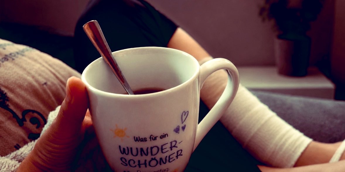 404_Chaos_Queen's tweet photo. Noch einen Kaffee… ☕️

…bevor ich mich gleich auf den Weg zum Doc mache. 🩹

Man sagt ja, Kaffee löst nicht alle Probleme.
Aber er macht den Weg dahin definitiv erträglicher. 😅

Wünscht mir Glück… oder wenigstens ein Wartezimmer mit funktionierender Klimaanlage. 🫠🫶🏻 https://t.co/S4rUO0nH7h