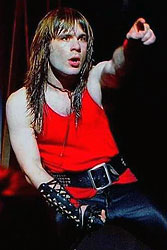 ROCK_BAR_Freak's tweet photo. 8月7日「ROCK 今日は何の日？」1958年、最強のメタルシンガーのひとり、アイアン・メイデンのブルース・ディッキンソン誕生。サムソンで頭角を表し、81年にアイアン・メイデンに引き抜かれる。声域の広さと表現力、メタルシャウトを使用せず、ミドルトーンで勝負する姿勢は圧巻である。 https://t.co/4hXx3vbUSZ