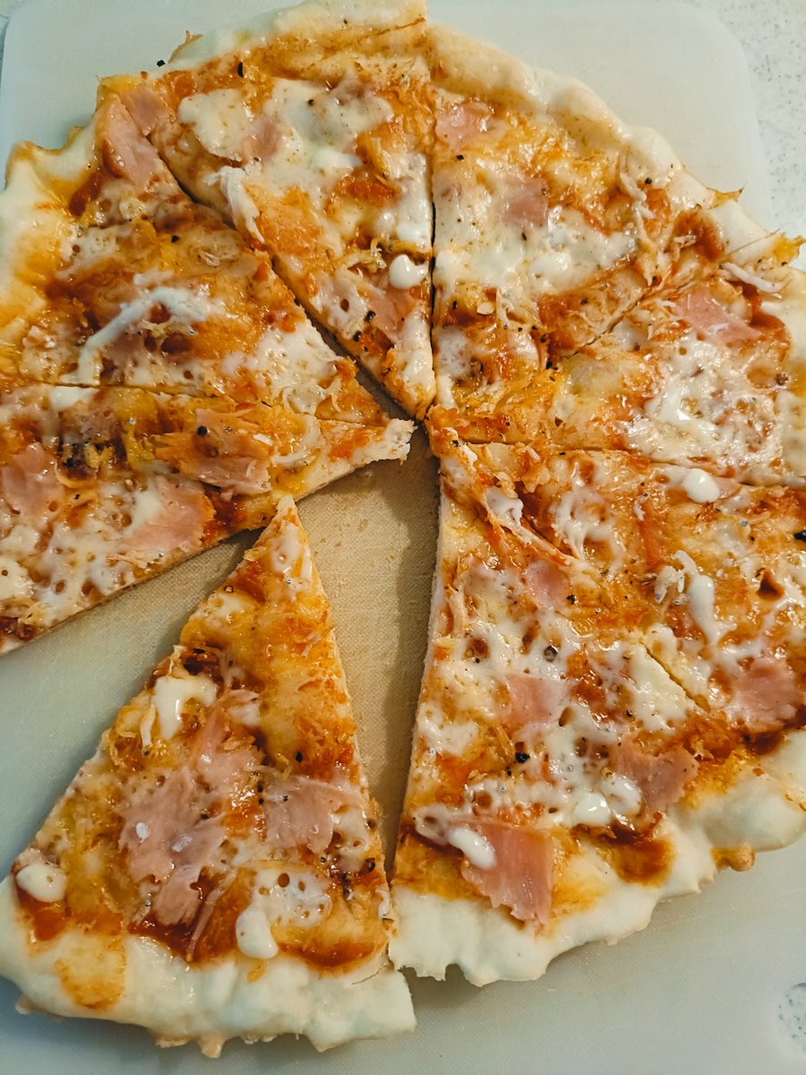 cooyouorg's tweet photo. ハムとしらす、とろけるチーズをのせて、オリーブオイルかけて、黒胡椒とマヨネーズ少しかけたら蓋をして弱火で20分。ふんわり焼けるけど、冷凍してから自然解凍した生地のほうだと薄くバリバリになります。#グルメ #料理 https://t.co/7PDPNELExd