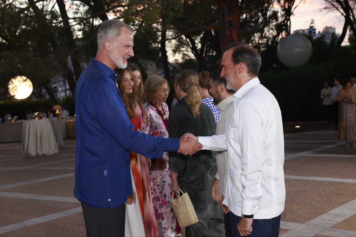 ParlamentIB's tweet photo. El presidente del Parlament, @glesenne, asistió ayer a la recepción que Sus Majestades los Reyes ofrecieron en el Palacio de Marivent

© Fotografía: Casa de S.M. el Rey (@CasaReal) https://t.co/OvLiUDDDlW