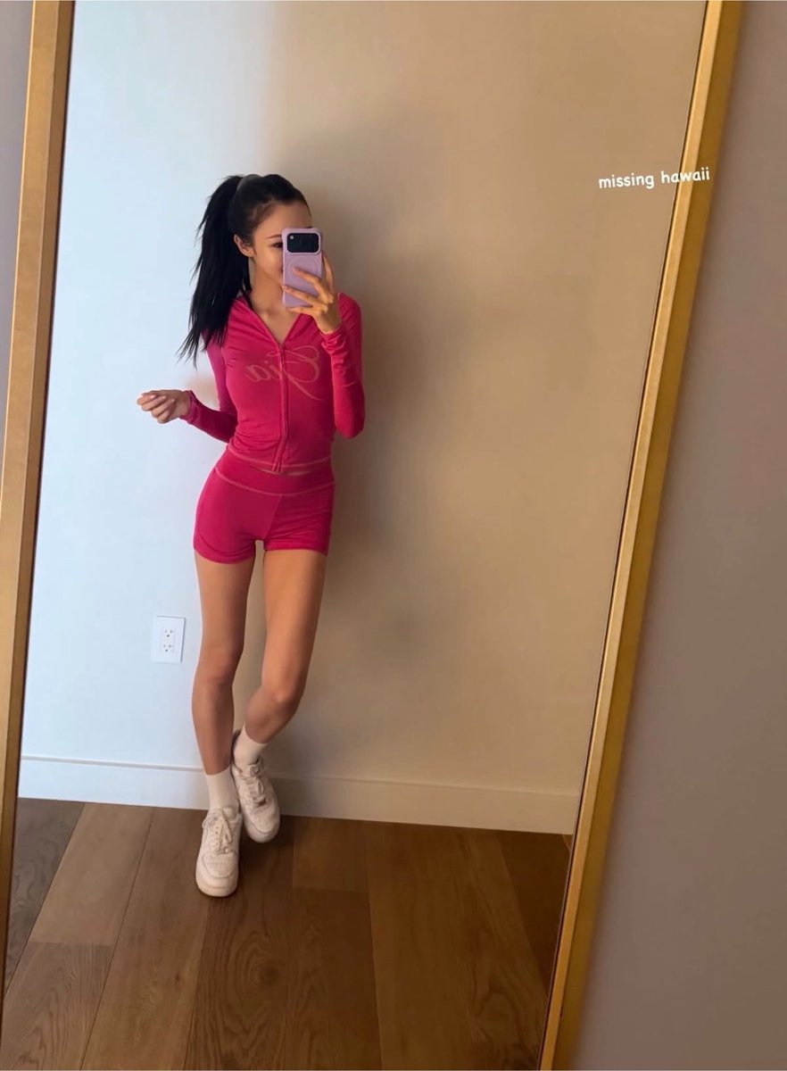 ludoz9do's tweet photo. need to know her height and weight https://t.co/h9ndIbt1DO