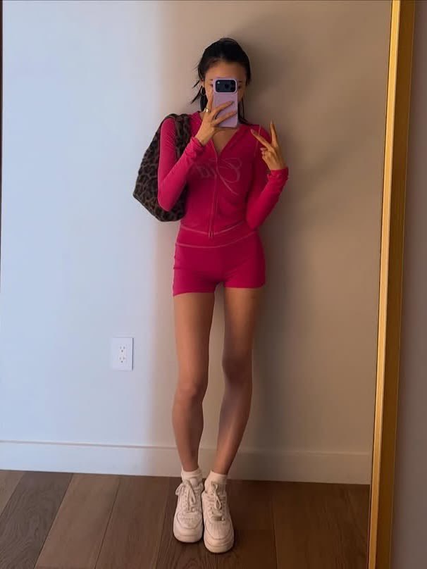 ludoz9do's tweet photo. need to know her height and weight https://t.co/h9ndIbt1DO
