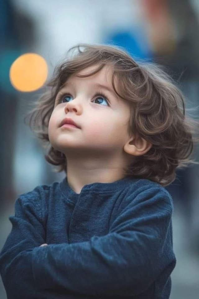 LaysaaEmalya's tweet photo. دعت أمه:"الله يحبب خلقه فيك"..وغفلت عن بساطة حاله،
هو الذي يعرف ضعفه وقلة حيلته
وكيف يمشي في الأرض بهدوء لا يدعي شيئاً؛
فكلما رأى القلوب تميل نحوه،أو أبصر القبول في عيون المارة،
أطرق خجلاً وقال في سره:
"ما أحبوني لفضل فيّ،بل لصدق قلب أمي في الأرض، فرفعت دعوتها وأجابتها السماء" … https://t.co/1pcbB7RHpl