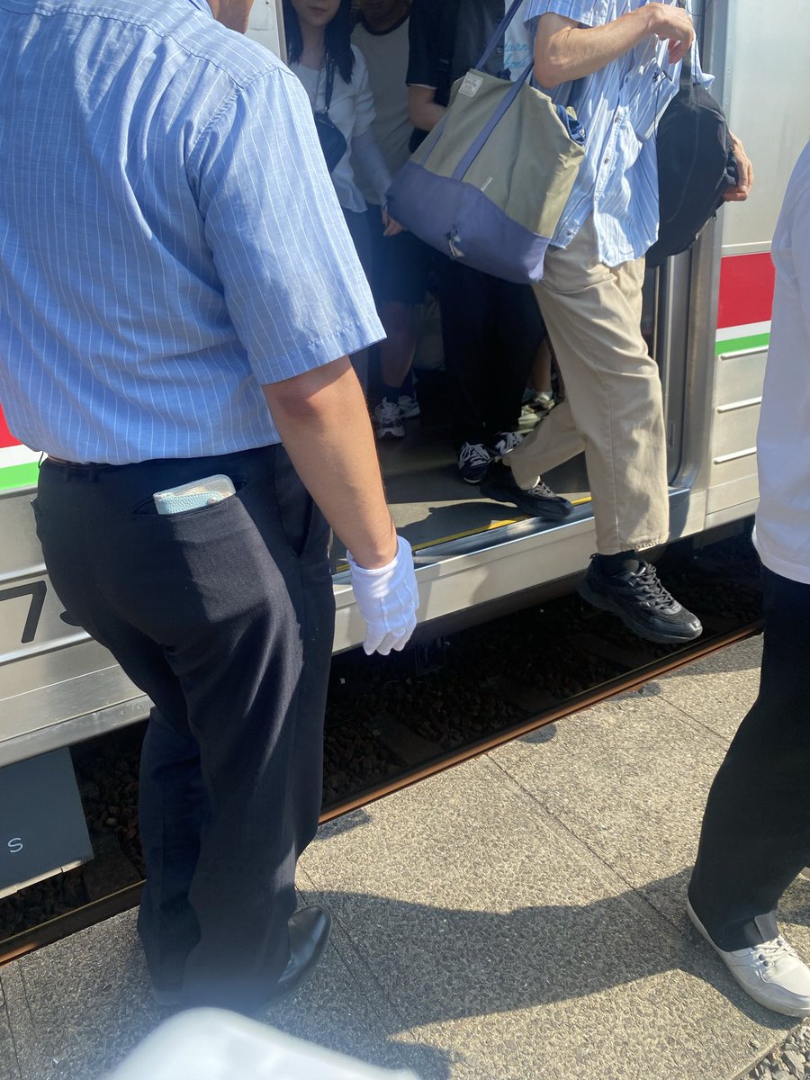 arumas429's tweet photo. 日本一営業時間の短い駅に行ってみた。
臨時駅だからなのか、ホームに降りるの、高さがあってびっくり！！
今年は記念切符が無かったので残念でしたが、良い記念になりました。
津嶋神社は大賑わいでした⛩️
#津島の宮駅 https://t.co/SNboPVtwrq